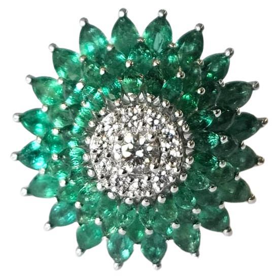 Natürlicher sambischer Smaragd 
Diamanten Cluster Verlobungsring, gefasst in 18K Gold im Angebot