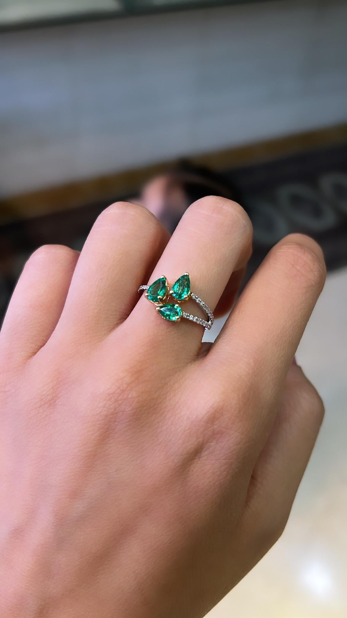 Ein sehr zierlicher und schöner Smaragd-Cocktail/Dreistein-Ring in 18K Gold & Diamanten. Das Gewicht der Smaragde beträgt 1,04 Karat. Die Smaragde sind völlig natürlich, ohne jegliche Behandlung und sind sambischen Ursprungs. Das Gewicht der