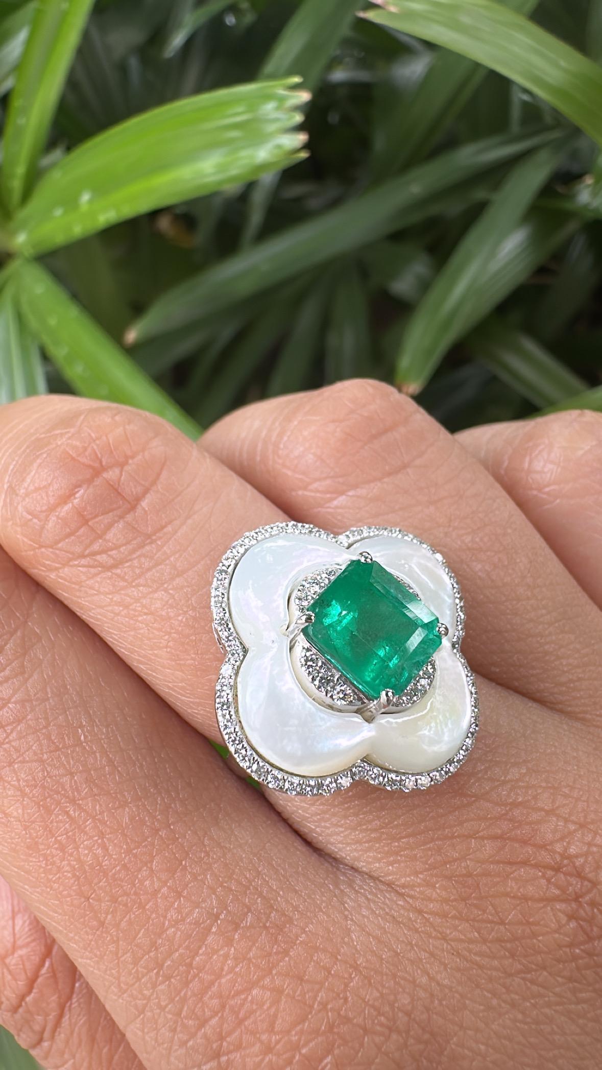 Eingefasst in 18K Gold, natürlicher sambischer Smaragd, Perlmutt & Diamanten Brautring im Angebot 4