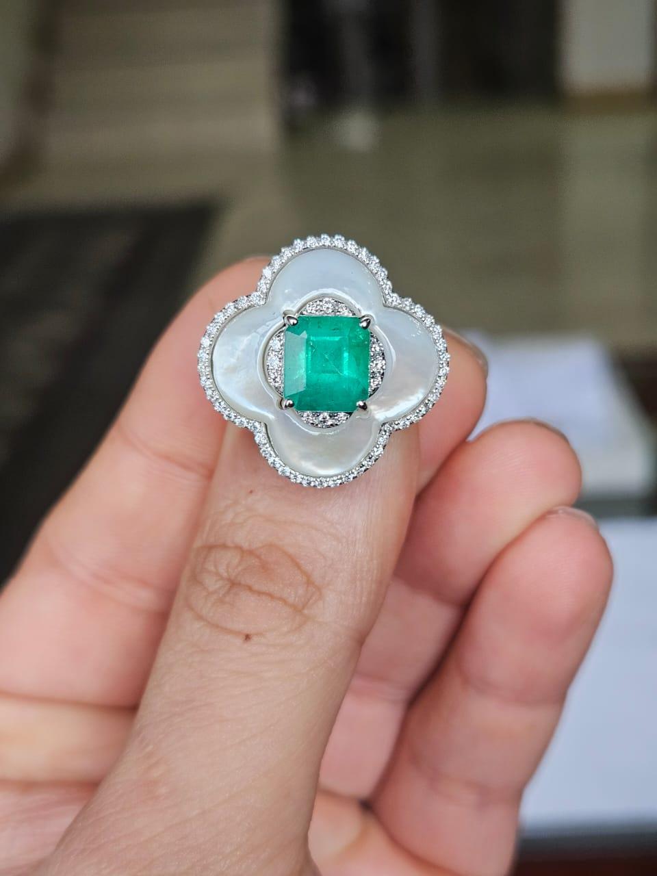 Ein sehr schöner und moderner Stil, Emerald &  Perlmutt-Cocktail-Brautring aus 18 Karat Weißgold und natürlichen Diamanten. Das Gewicht des Smaragds beträgt 2,47 Karat. Der Smaragd ist völlig natürlich, unbehandelt und stammt aus Sambia. Das Gewicht