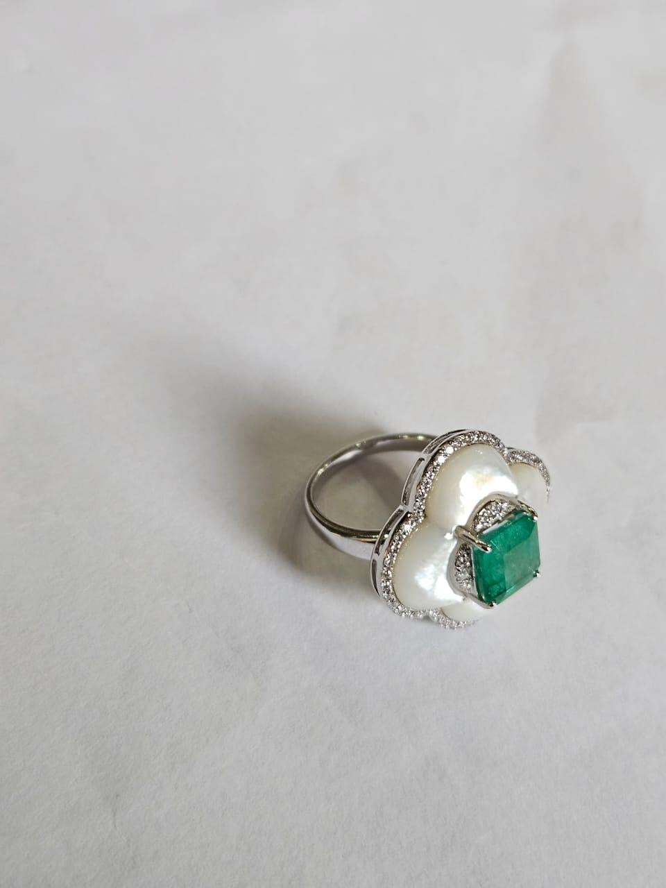 Eingefasst in 18K Gold, natürlicher sambischer Smaragd, Perlmutt & Diamanten Brautring (Carréeschliff) im Angebot