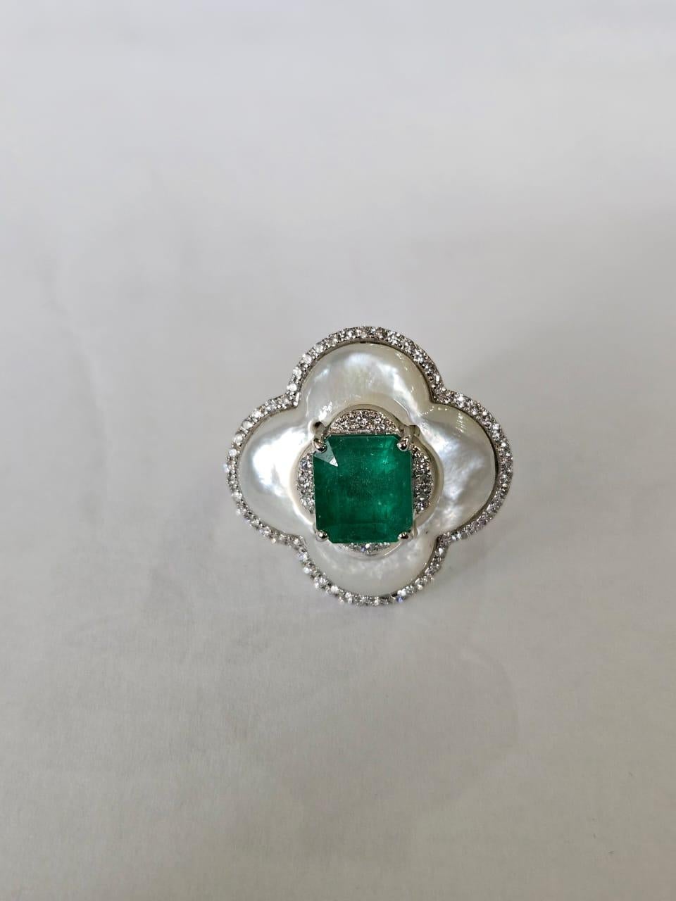 Eingefasst in 18K Gold, natürlicher sambischer Smaragd, Perlmutt & Diamanten Brautring im Zustand „Neu“ im Angebot in Hong Kong, HK