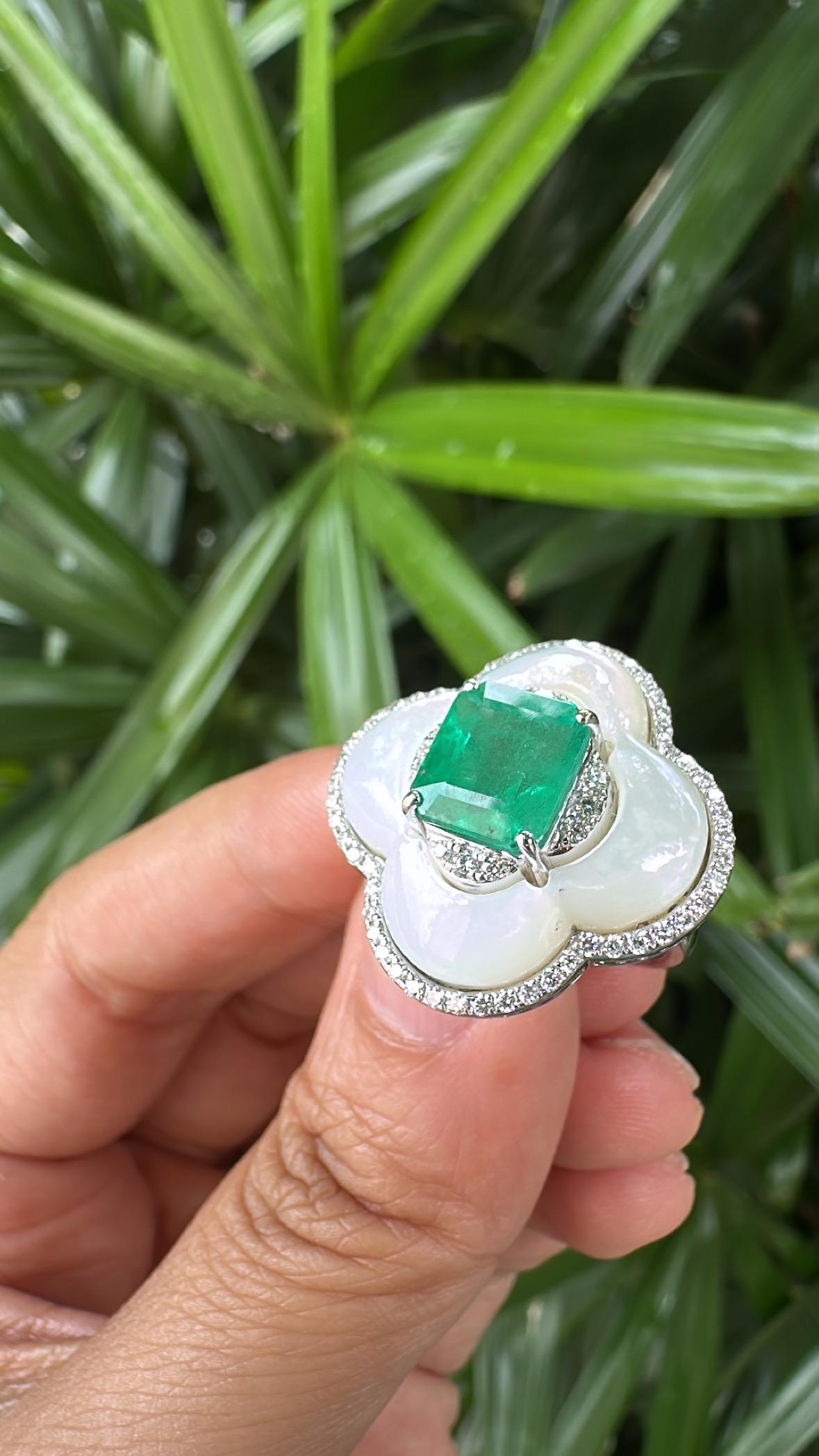 Eingefasst in 18K Gold, natürlicher sambischer Smaragd, Perlmutt & Diamanten Brautring im Angebot 1