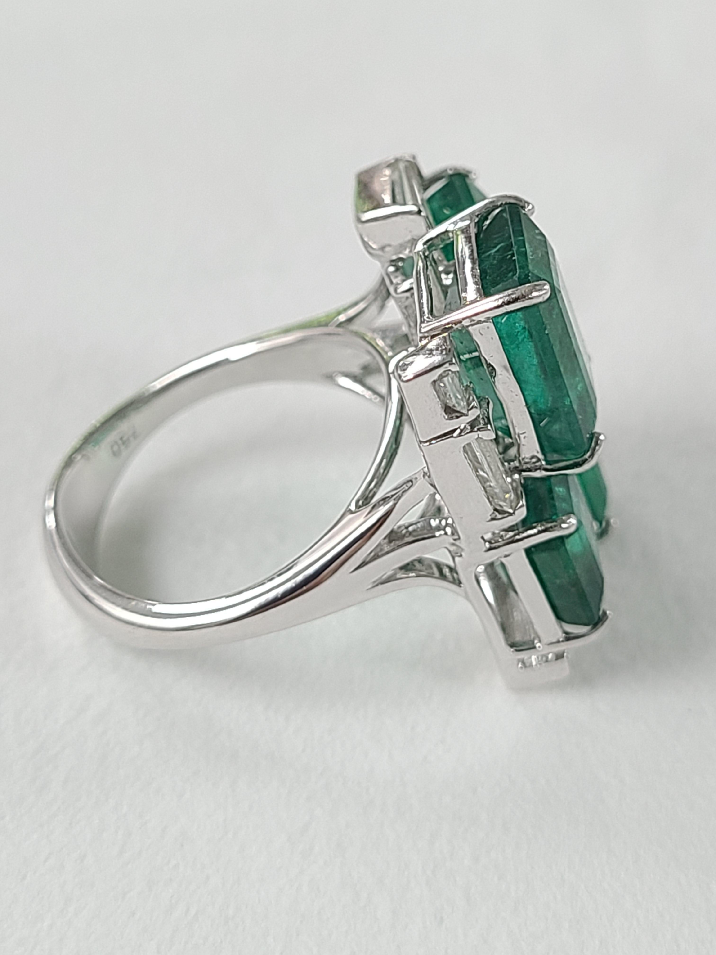 18 Karat Gold Natural Zambian Emerald Ring with Diamonds In New Condition In Hong Kong, HK