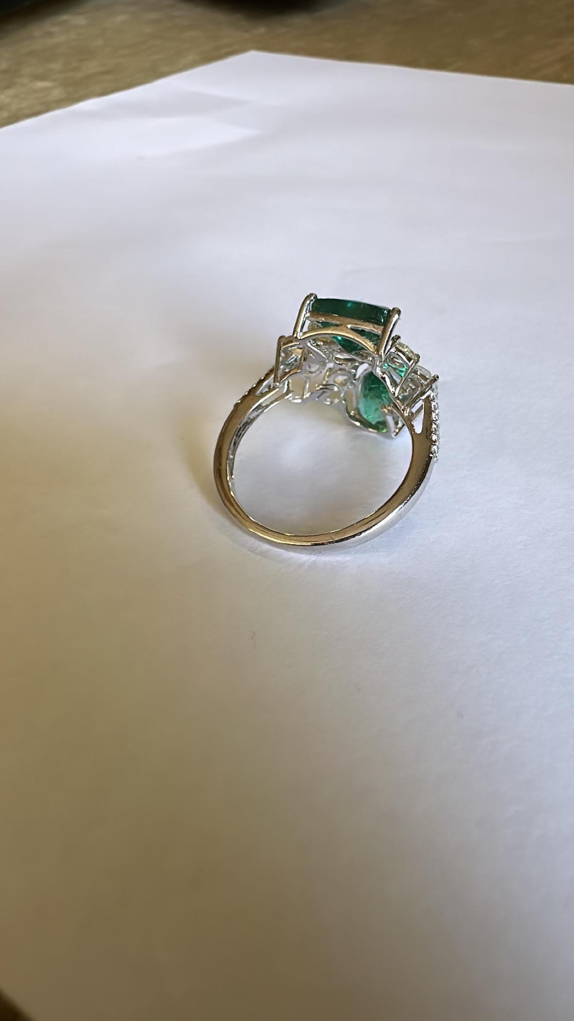 Set in 18K Gold, natural Zambian Emerald & Rose Cut Diamonds Engagement Ring For Sale 3