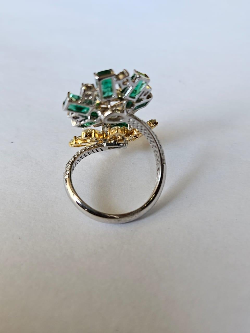 Modern Set in 18K Gold, natural Zambian Emerald & Yellow Diamonds Cocktail Ring For Sale