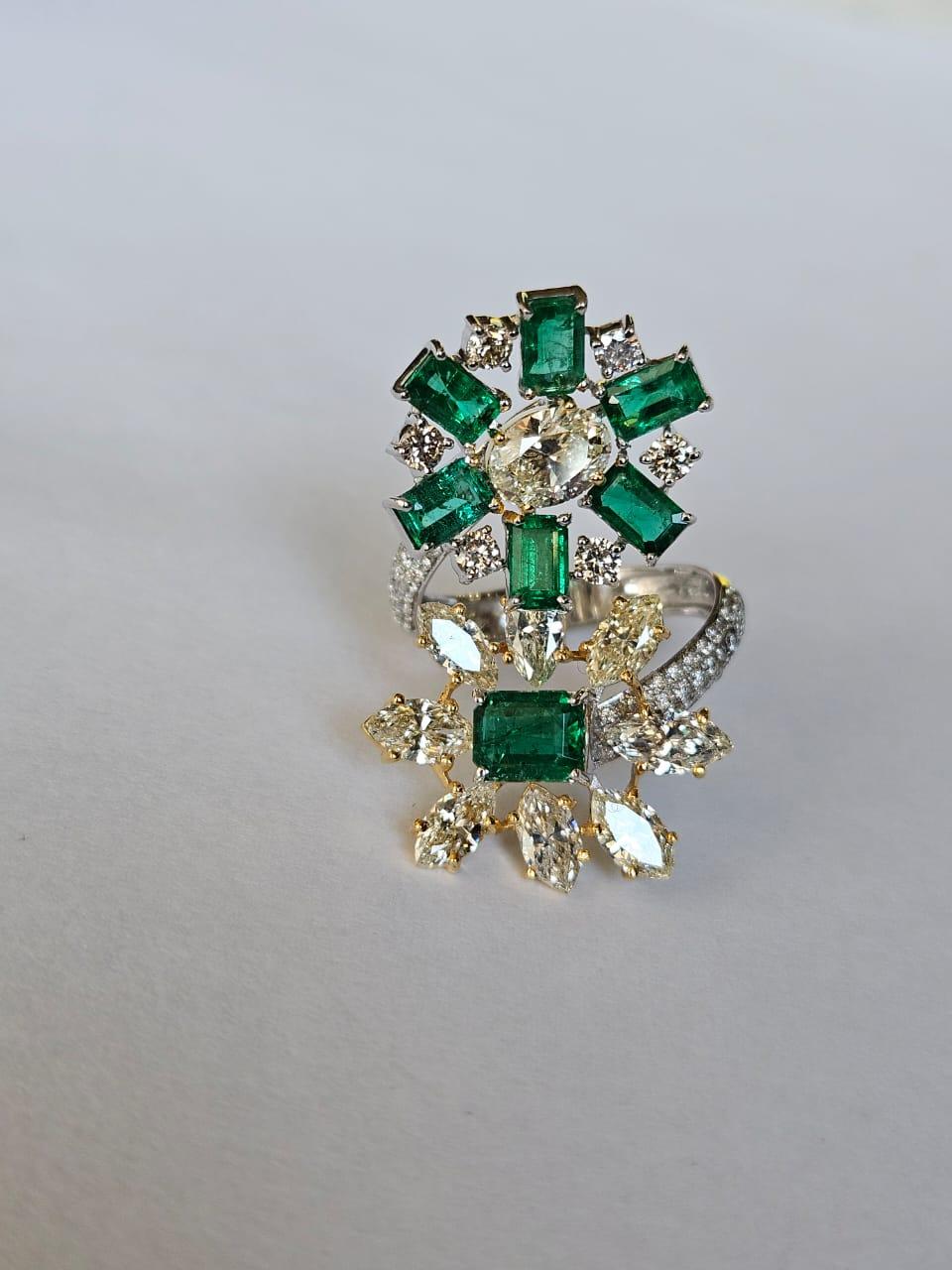 Set in 18K Gold, natural Zambian Emerald & Yellow Diamonds Cocktail Ring In New Condition For Sale In Hong Kong, HK