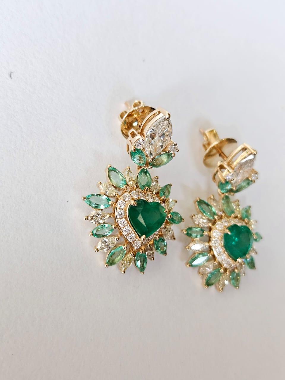 Set in 18K Gold, natürlicher sambischer Smaragd & Gelb  Diamanten Ohrringe baumeln für Damen oder Herren im Angebot