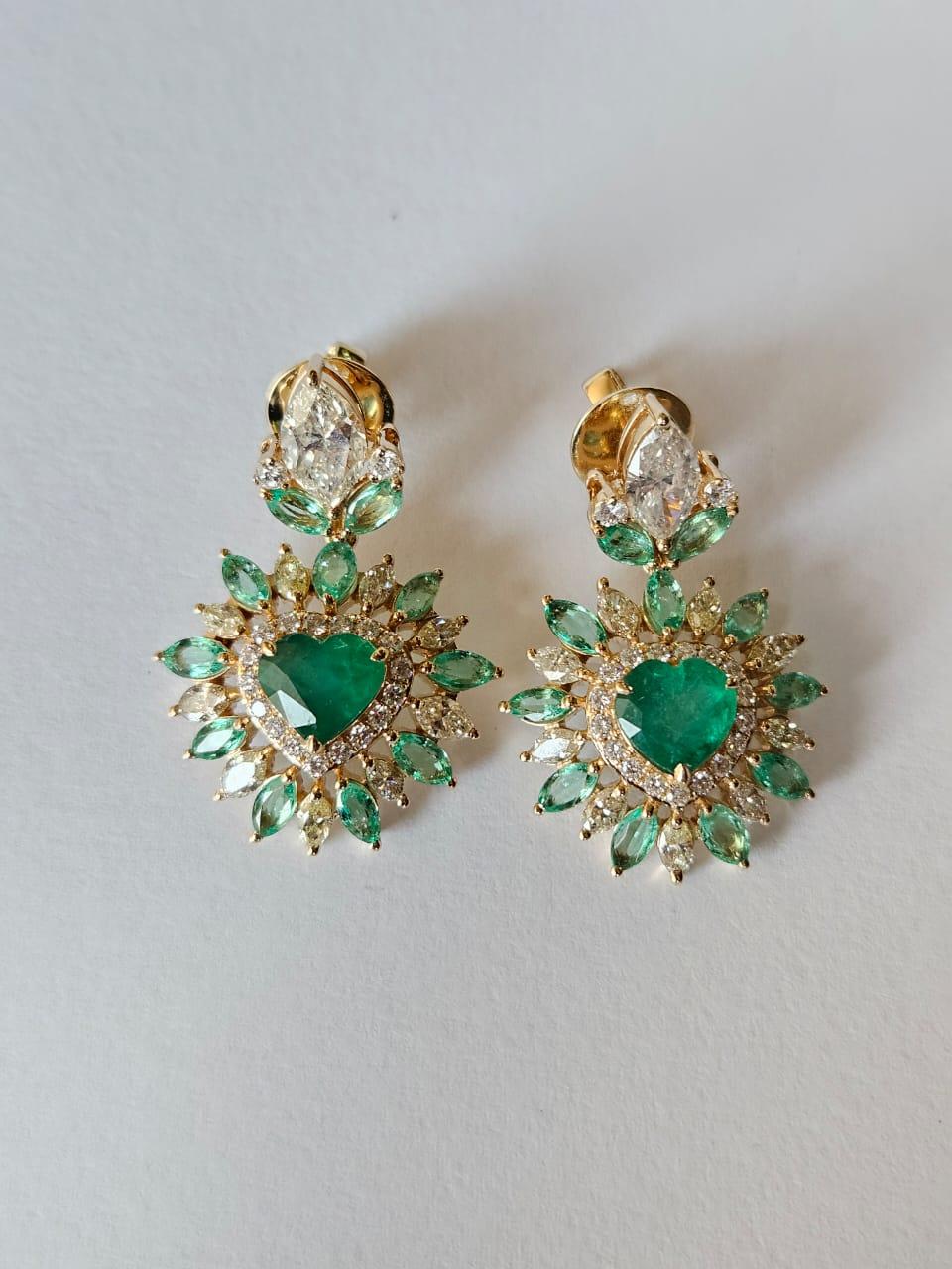 Set in 18K Gold, natürlicher sambischer Smaragd & Gelb  Diamanten Ohrringe baumeln im Angebot 1