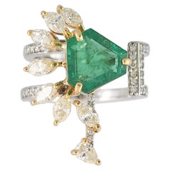 Set in 18K Gold, Natural Zambian Emerald 
Yellow 
White Diamonds Cocktail Ring