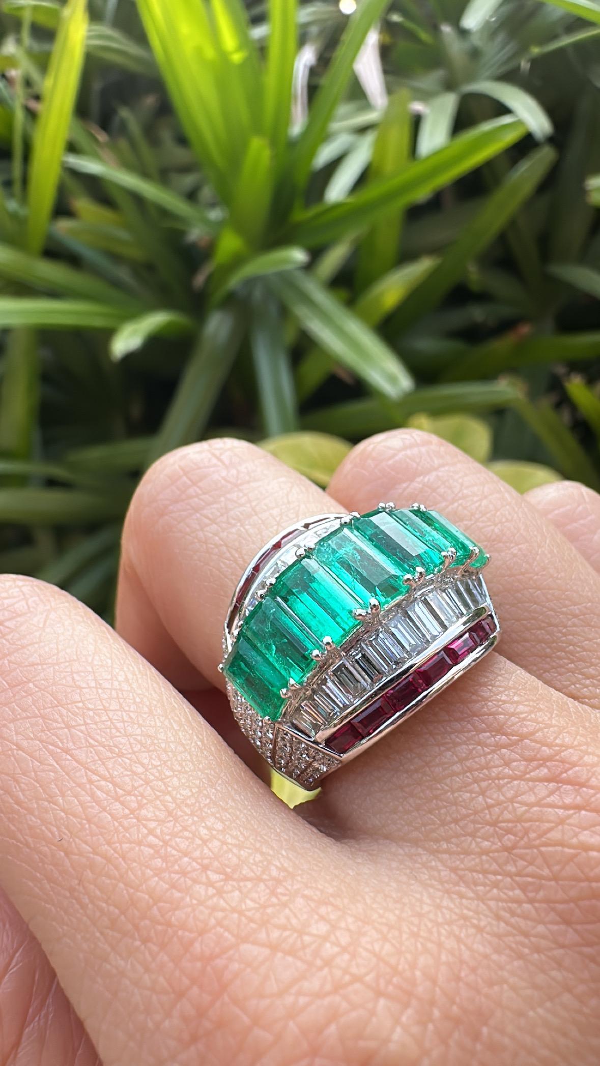 Set in 18K Gold, natural Zambian Emeralds, Rubies & Tapered Diamonds Band Ring in vendita 4