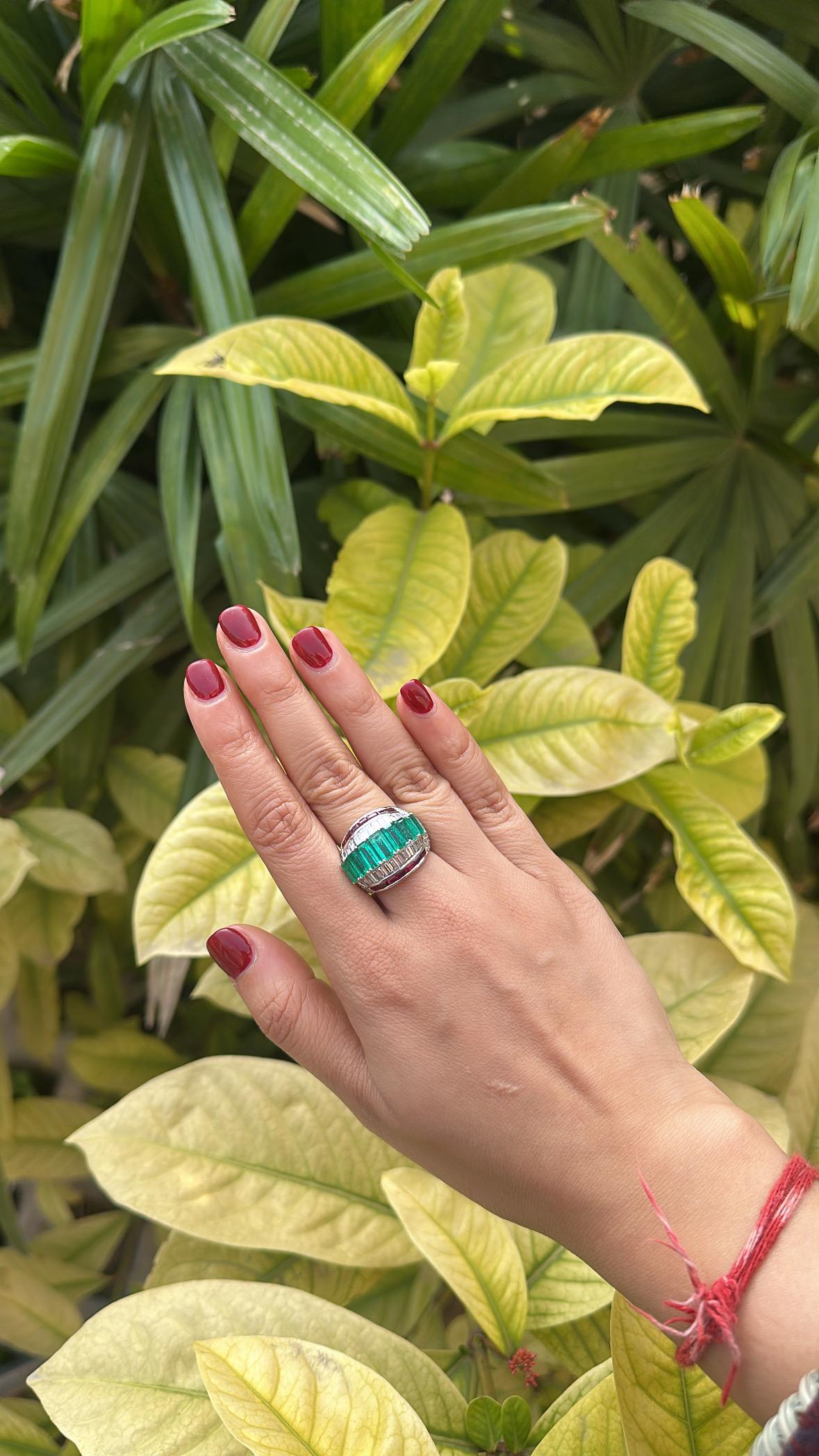 Set in 18K Gold, natural Zambian Emeralds, Rubies & Tapered Diamonds Band Ring in vendita 5