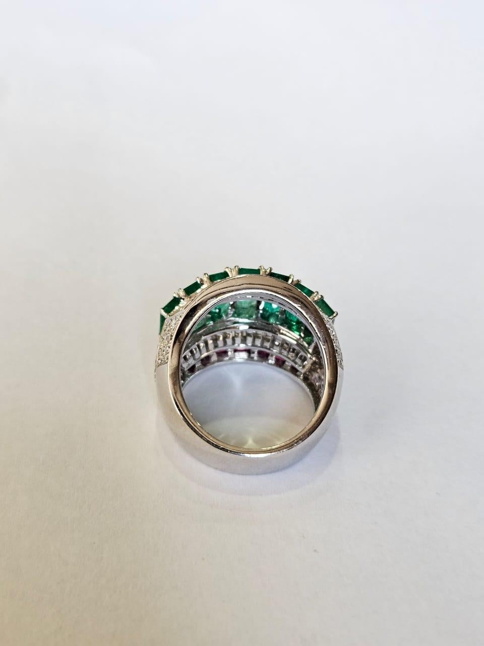 Moderno Set in 18K Gold, natural Zambian Emeralds, Rubies & Tapered Diamonds Band Ring in vendita