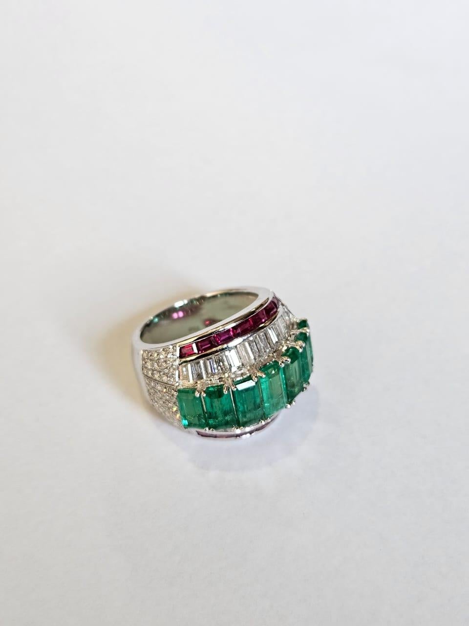 Baguette rastremato Set in 18K Gold, natural Zambian Emeralds, Rubies & Tapered Diamonds Band Ring in vendita