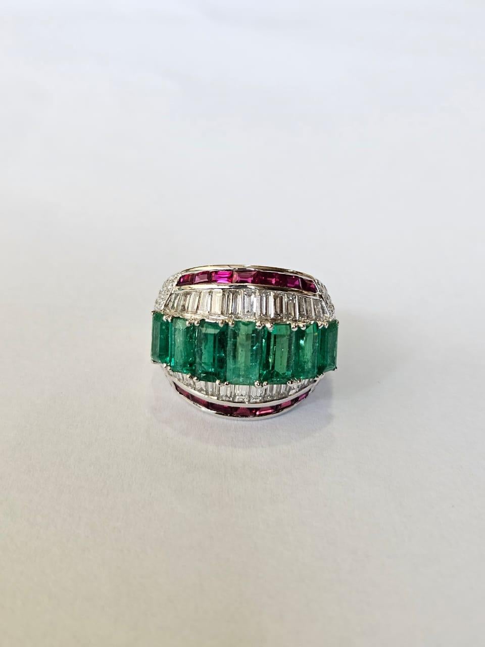 Set in 18K Gold, natural Zambian Emeralds, Rubies & Tapered Diamonds Band Ring In condizioni Nuovo in vendita a Hong Kong, HK