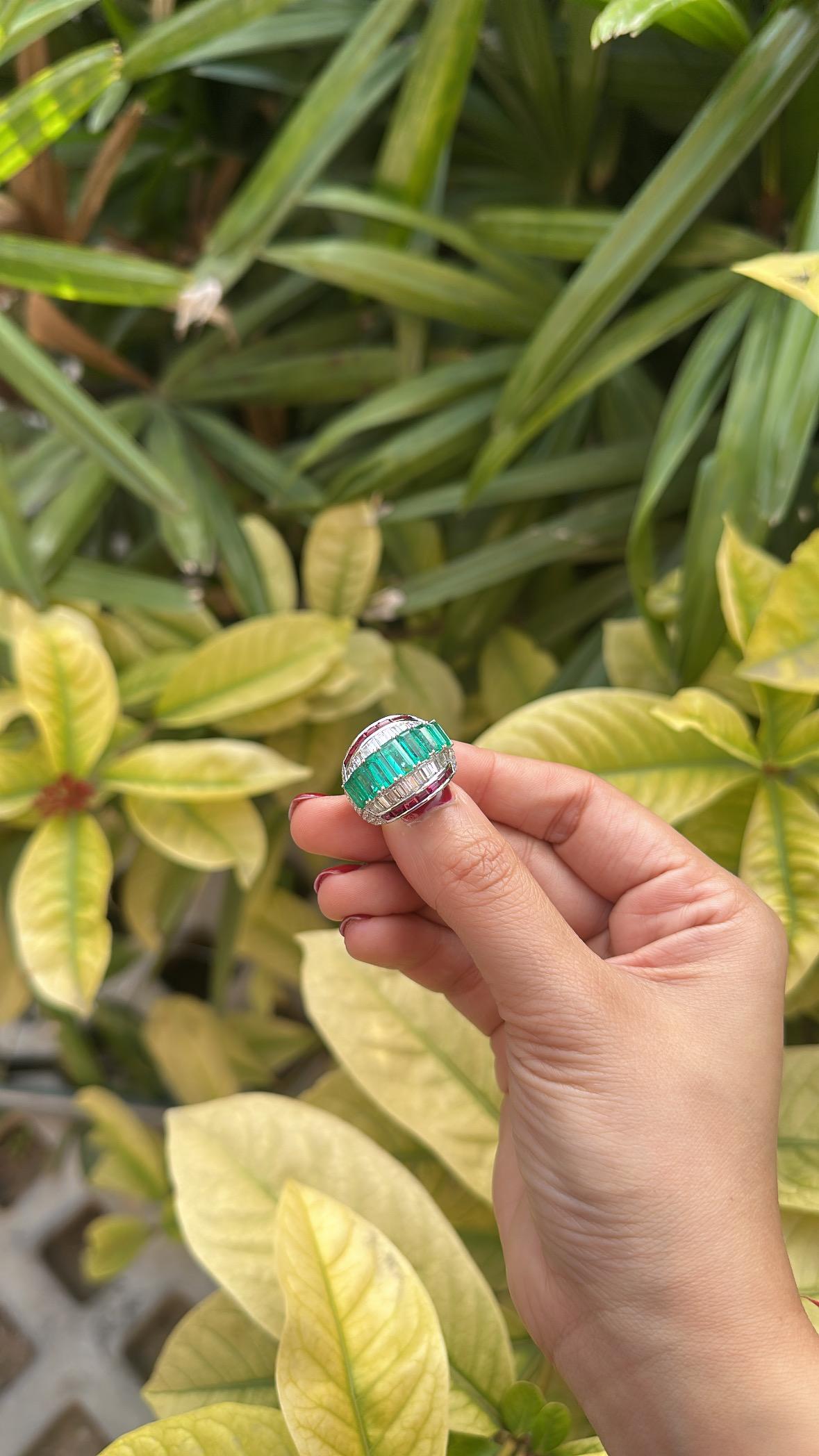 da uomo o donna Set in 18K Gold, natural Zambian Emeralds, Rubies & Tapered Diamonds Band Ring in vendita