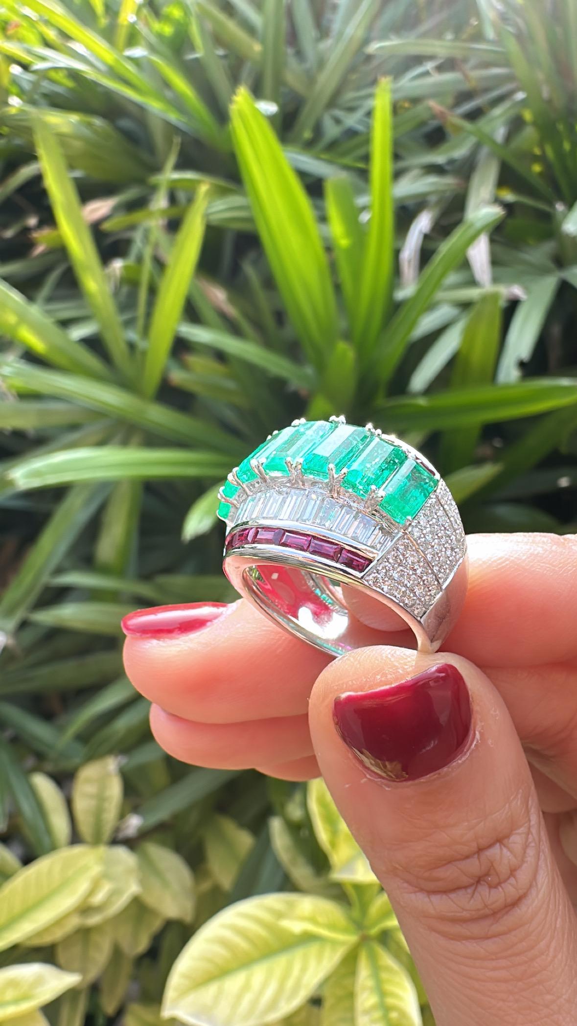 Set in 18K Gold, natural Zambian Emeralds, Rubies & Tapered Diamonds Band Ring in vendita 1