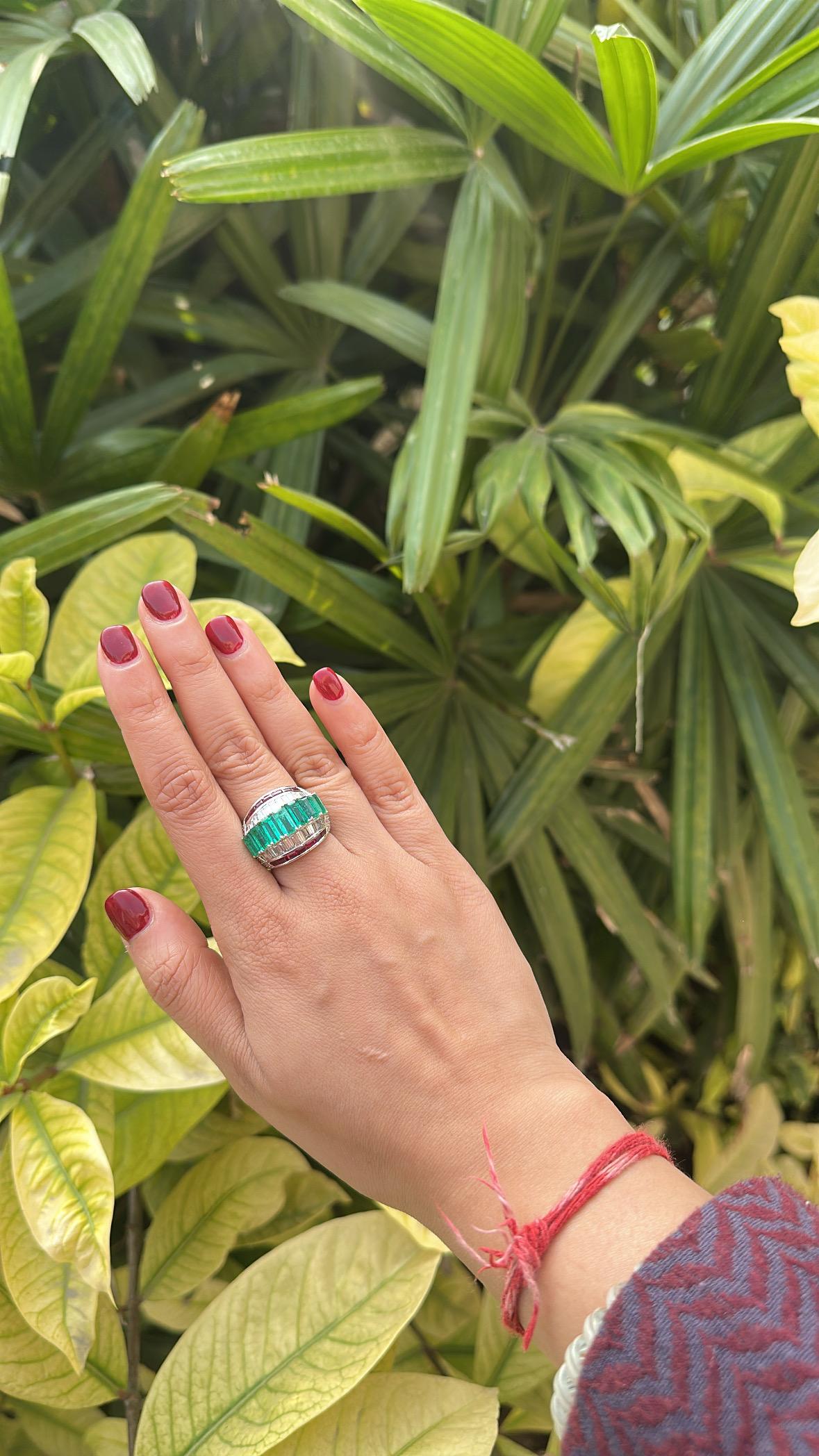 Set in 18K Gold, natural Zambian Emeralds, Rubies & Tapered Diamonds Band Ring in vendita 2