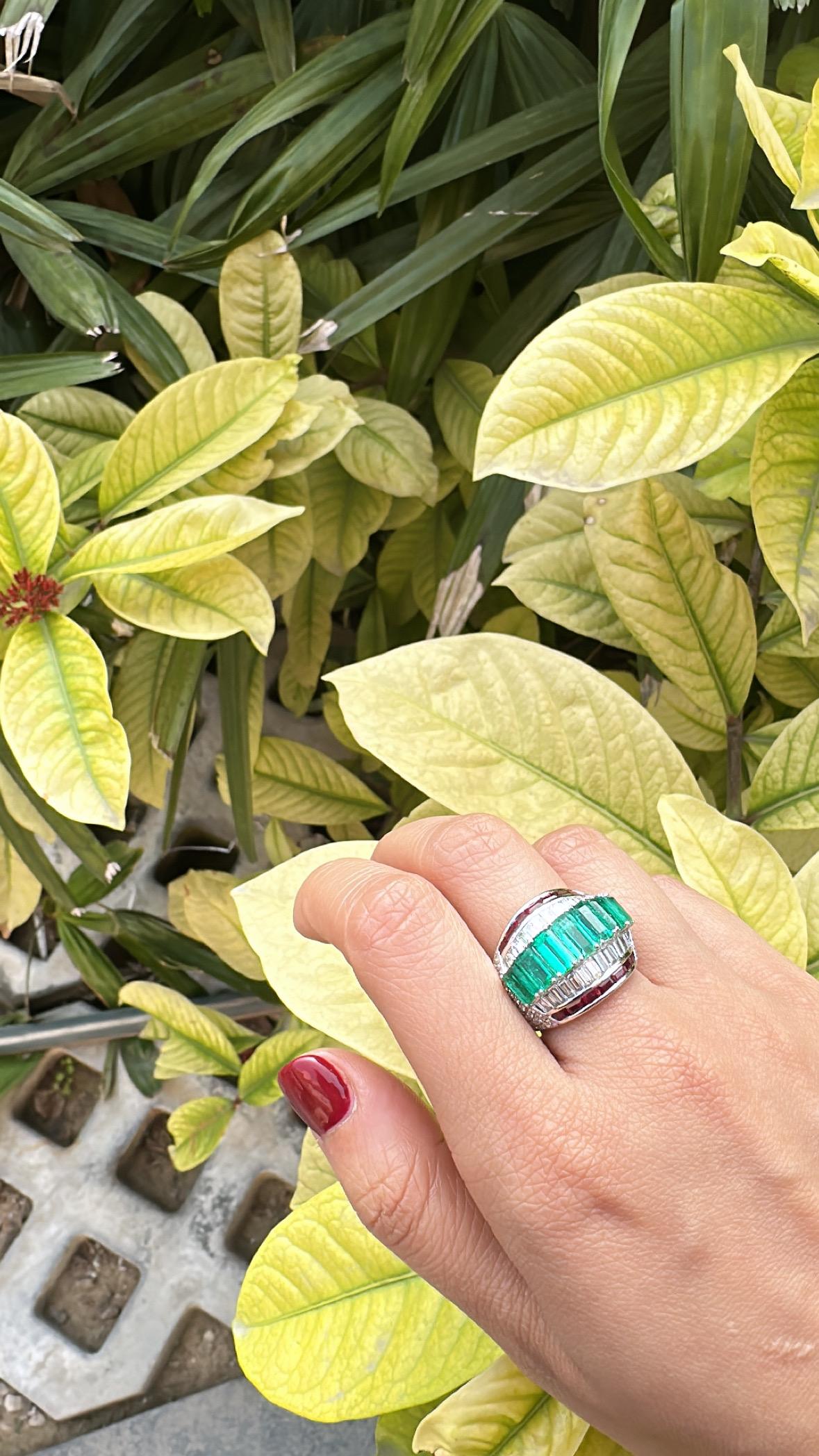 Set in 18K Gold, natural Zambian Emeralds, Rubies & Tapered Diamonds Band Ring in vendita 3