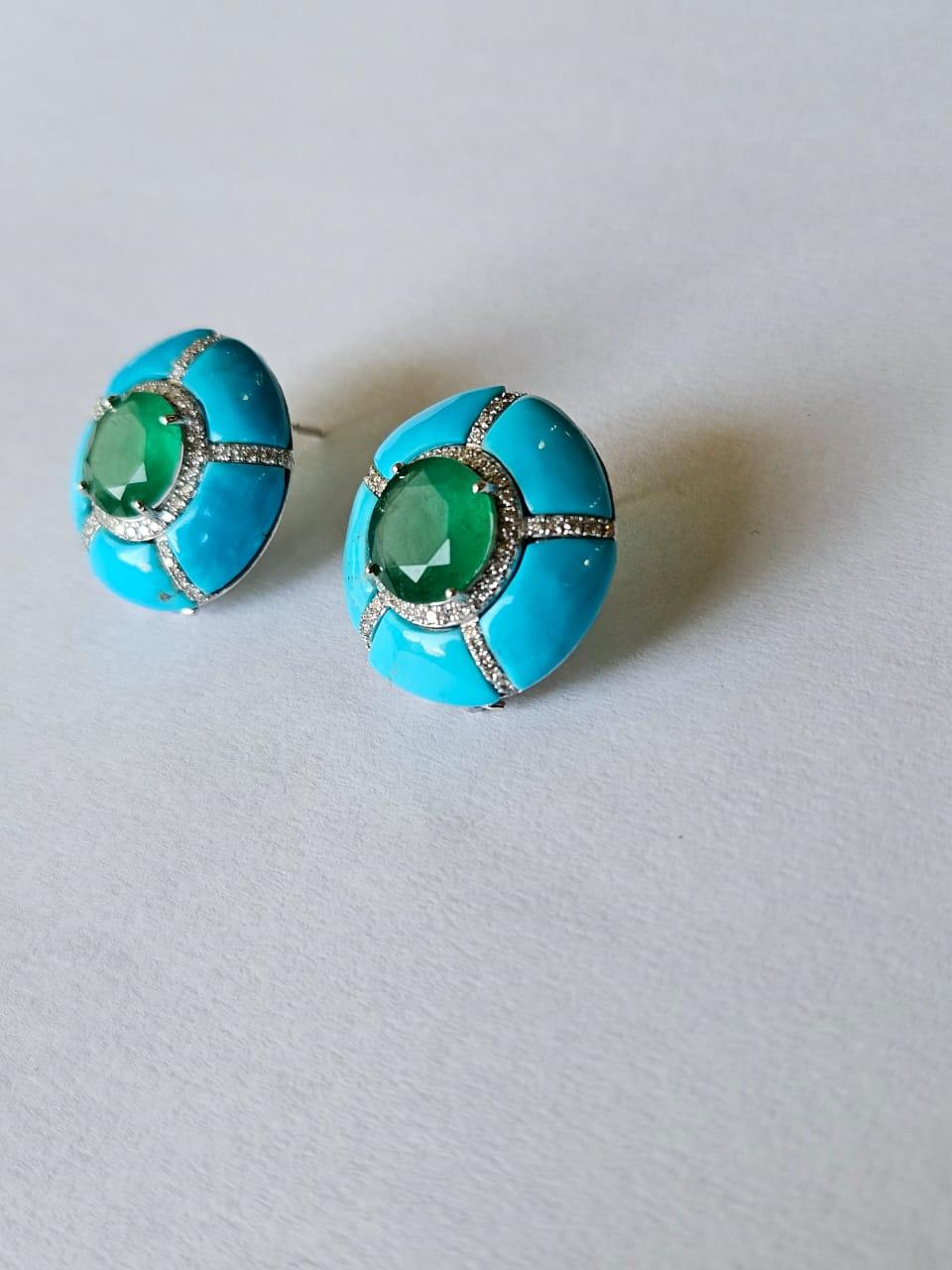 Un bellissimo orecchino con smeraldo e turchese in oro bianco 18 carati e diamanti naturali. Il peso degli smeraldi è di 6,96 carati. Gli smeraldi sono completamente naturali, senza alcun trattamento e sono di origine zambiana. Il peso del turchese