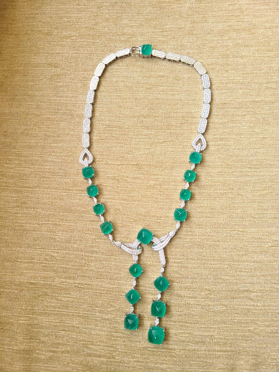 Set in 18K Gold, Natural Zambian Sugarloaf Emerald & Diamonds Drop Necklace In New Condition In Hong Kong, HK