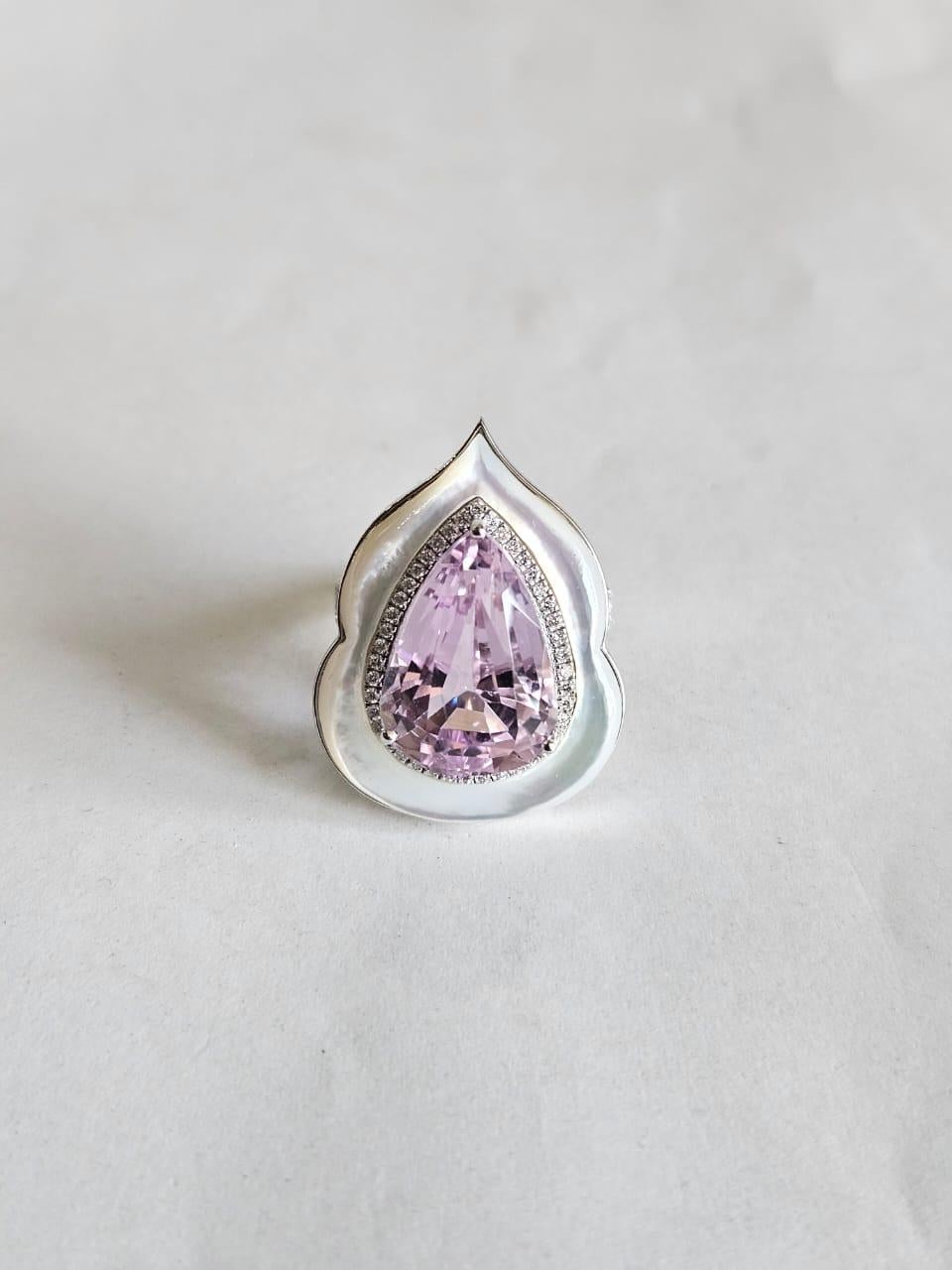 Set in 18K Gold, Pink Kunzite, Mother of Pearl & Diamonds Engagement Ring In New Condition For Sale In Hong Kong, HK