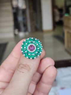 Cocktailring aus 18 Karat Gold mit rosa Saphiren, sambischen Smaragden und Diamanten