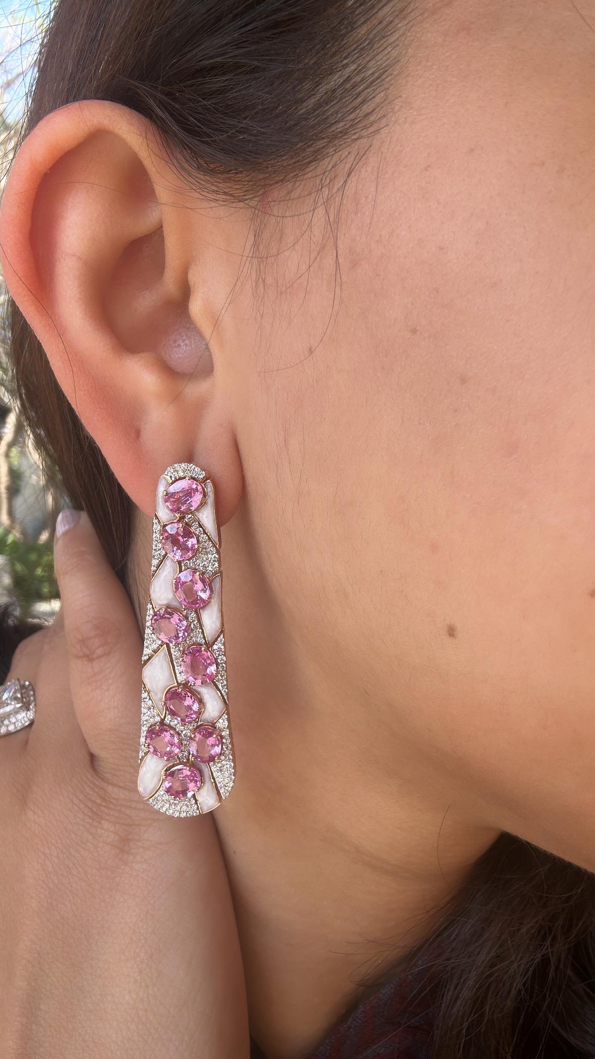 Un bellissimo orecchino a lampadario in stile moderno con zaffiri rosa e smalto bianco, incastonato in oro bianco 18 carati e diamanti naturali. Il peso degli zaffiri rosa è di 12.78 carati. Gli zaffiri rosa sono di origine Ceylon (Sri Lanka). Il