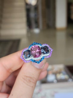 Bague cocktail en or 18 carats et rhodium, spinelle, saphirs, améthyste et diamants