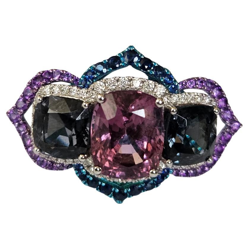 Cocktailring mit Spinell, Saphiren, Amethysten und Diamanten, gefasst in 18 Karat Gold und Rhodium