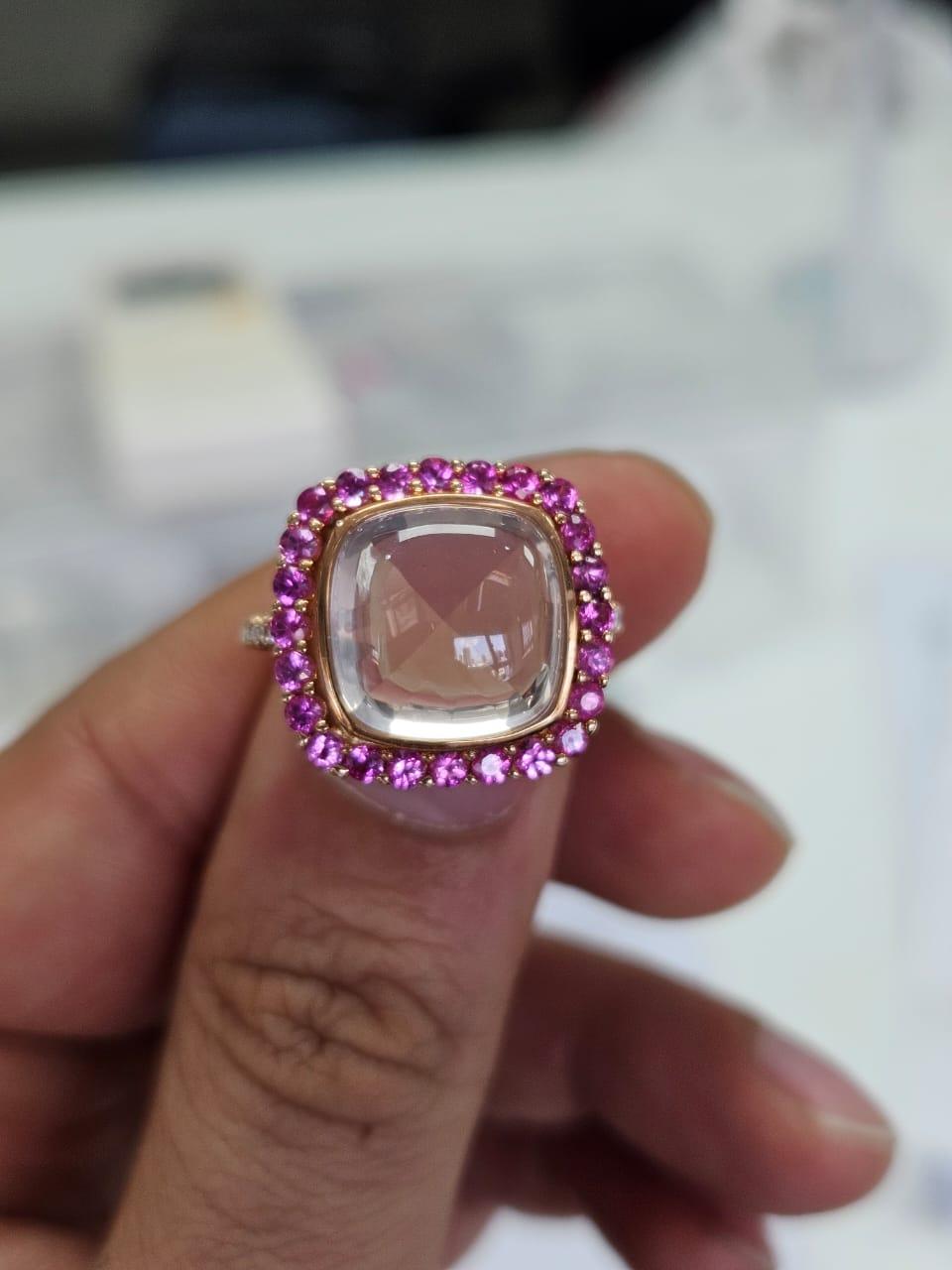 Un bellissimo anello di fidanzamento in stile moderno con quarzo rosa e zaffiri rosa in oro rosa 18 carati e diamanti naturali. Il peso del quarzo rosa è di 5.38 carati. Il peso degli zaffiri rosa è di 1,09 carati. Il peso dei diamanti è di 0,06