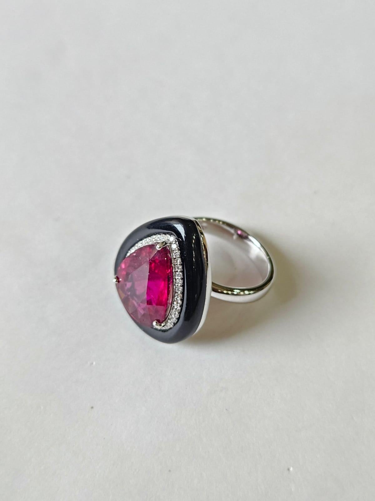 Taglio a goccia Anello di fidanzamento Art Deco con rubellite, onice nera e diamanti incastonati in oro 18 carati in vendita