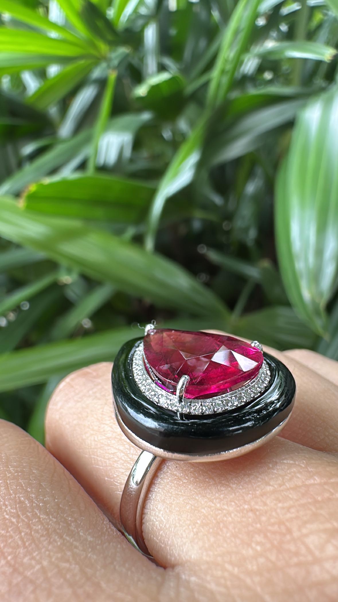 Anello di fidanzamento Art Deco con rubellite, onice nera e diamanti incastonati in oro 18 carati in vendita 2