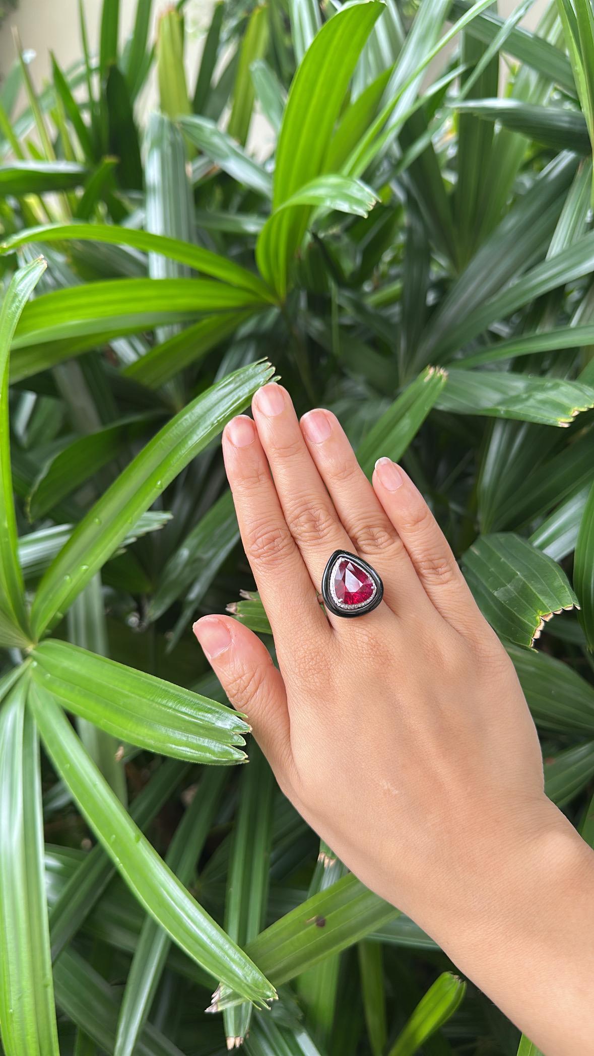 Anello di fidanzamento Art Deco con rubellite, onice nera e diamanti incastonati in oro 18 carati in vendita 3