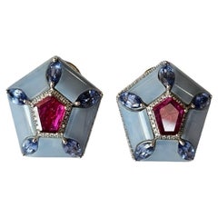 Pendientes engastados en oro de 18 quilates, rubíes, zafiros azules, ópalo azul y diamantes