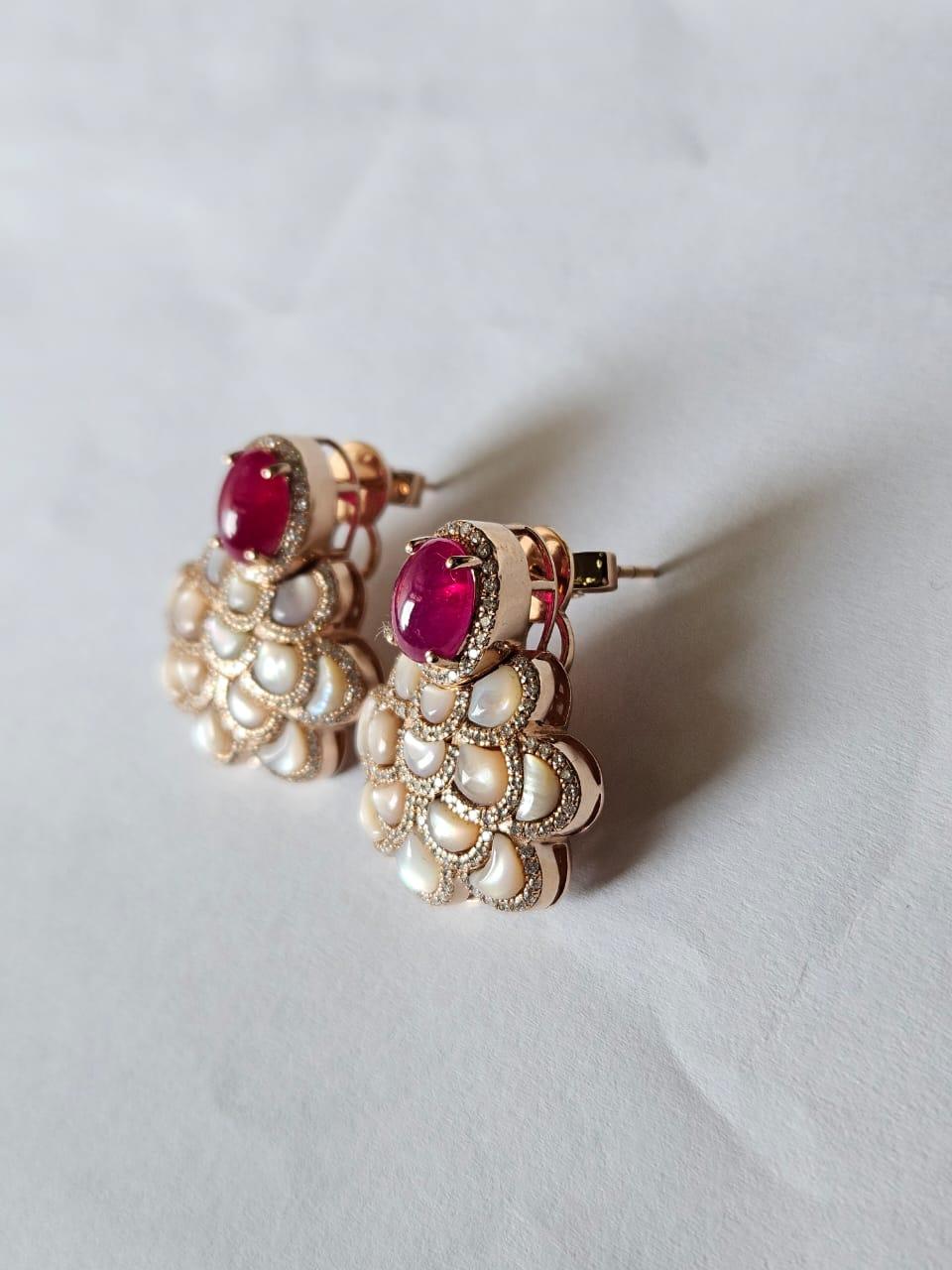 Pendientes de araña engastados en oro de 18 quilates, cabujones de rubí, nácar y diamantes Moderno en venta
