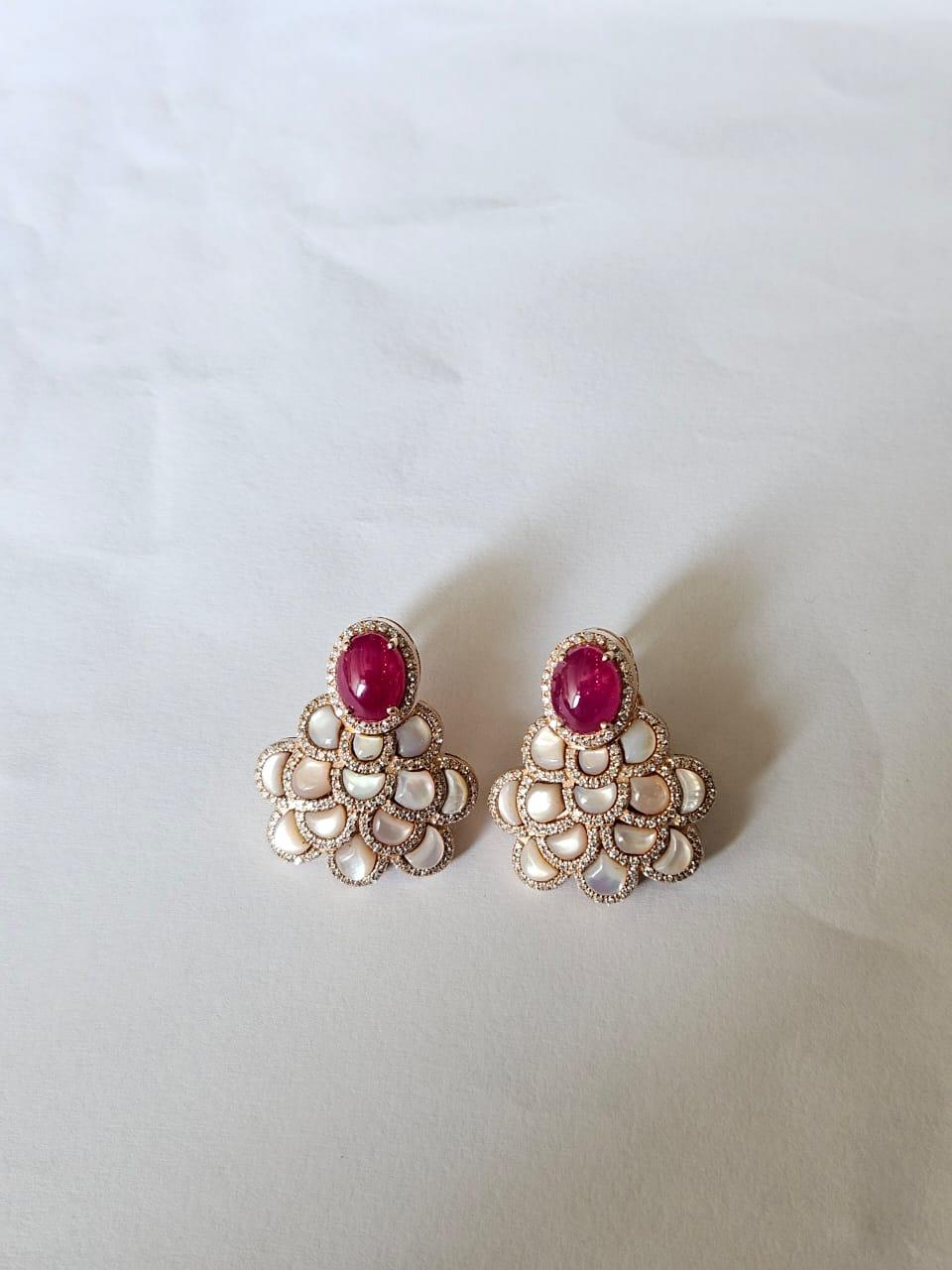 Pendientes de araña engastados en oro de 18 quilates, cabujones de rubí, nácar y diamantes Cabujón en venta