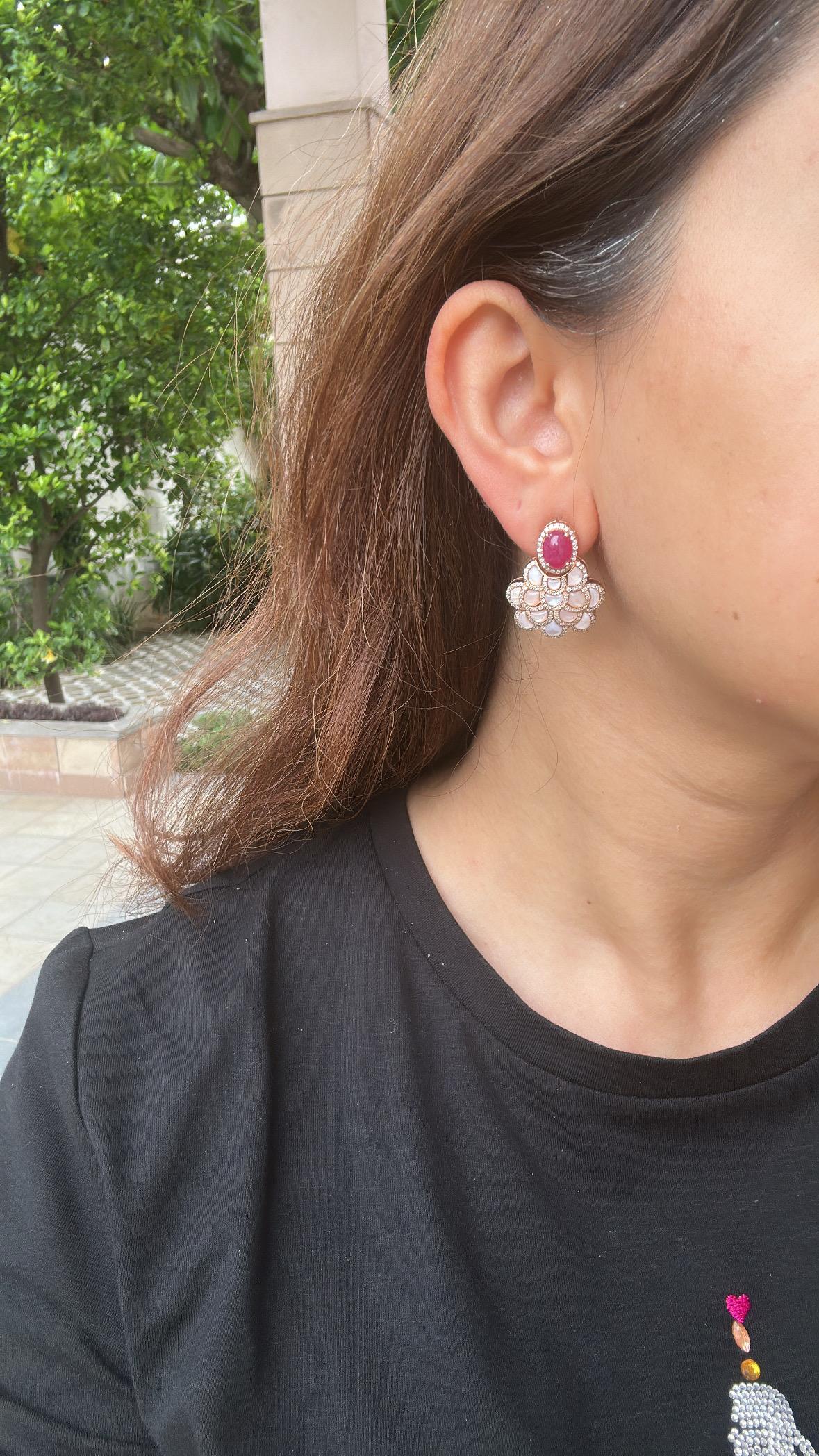 Femenino o masculino Pendientes de araña engastados en oro de 18 quilates, cabujones de rubí, nácar y diamantes en venta