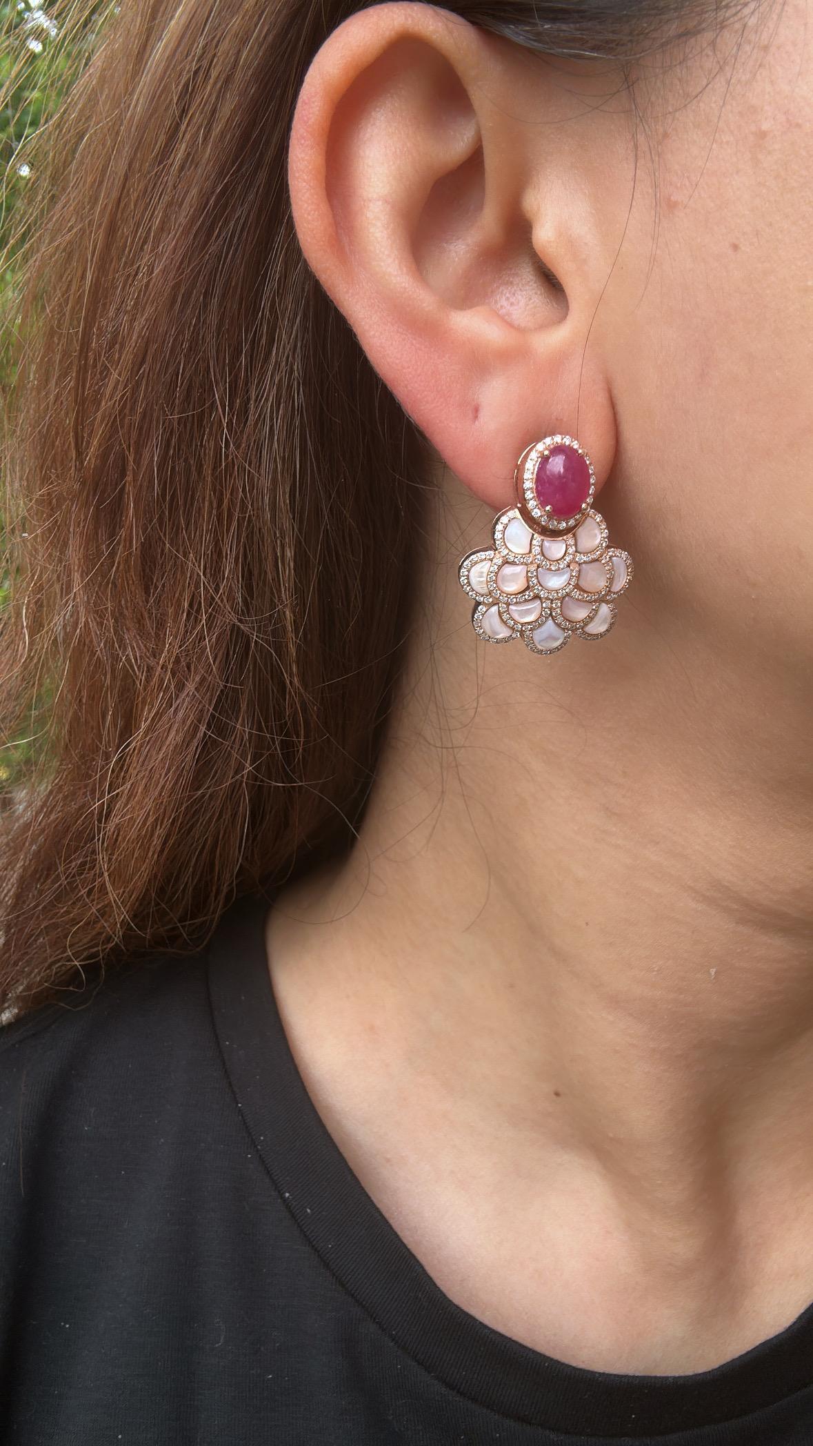 Pendientes de araña engastados en oro de 18 quilates, cabujones de rubí, nácar y diamantes en venta 1