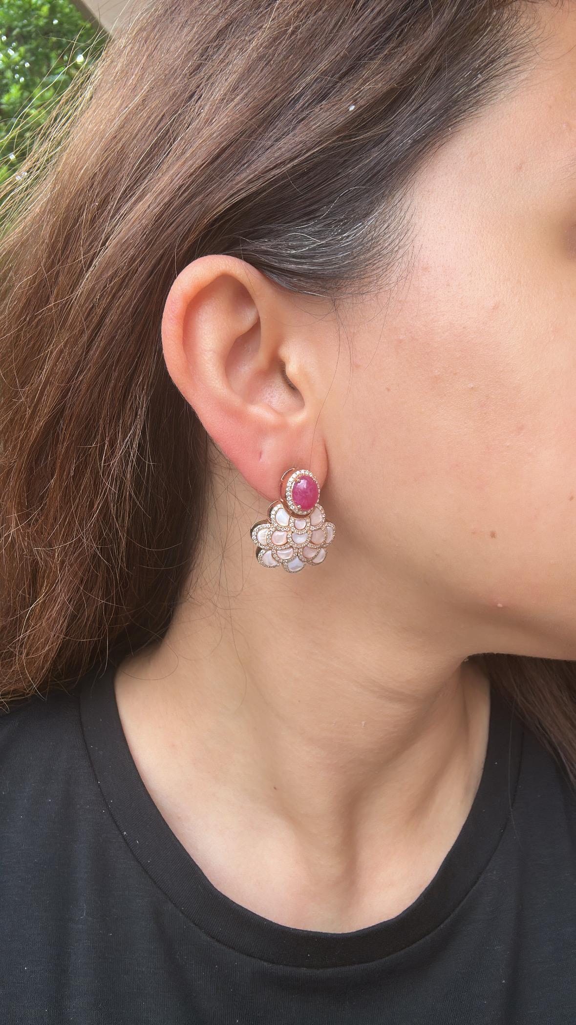 Pendientes de araña engastados en oro de 18 quilates, cabujones de rubí, nácar y diamantes en venta 2