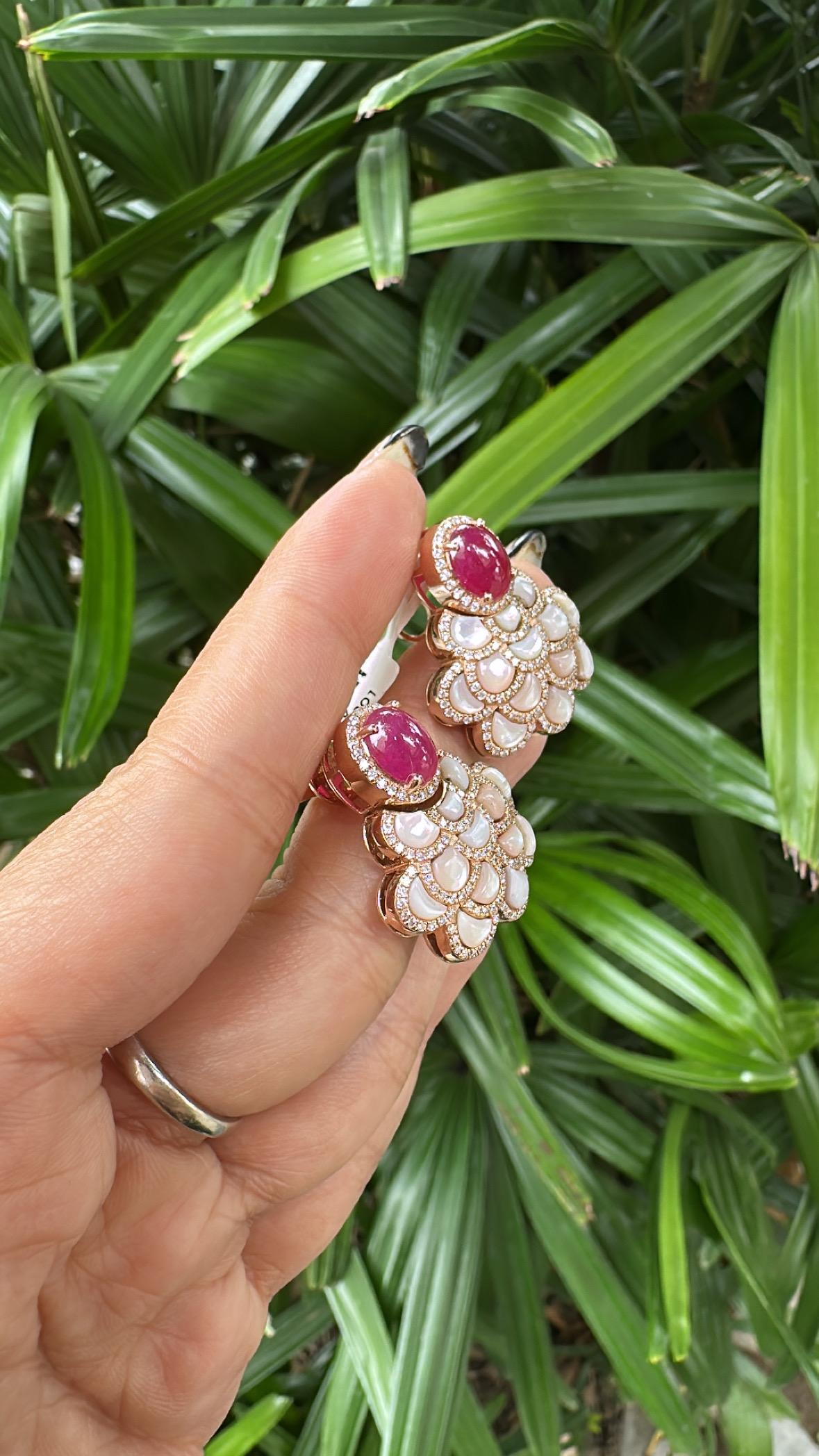 Pendientes de araña engastados en oro de 18 quilates, cabujones de rubí, nácar y diamantes en venta 3