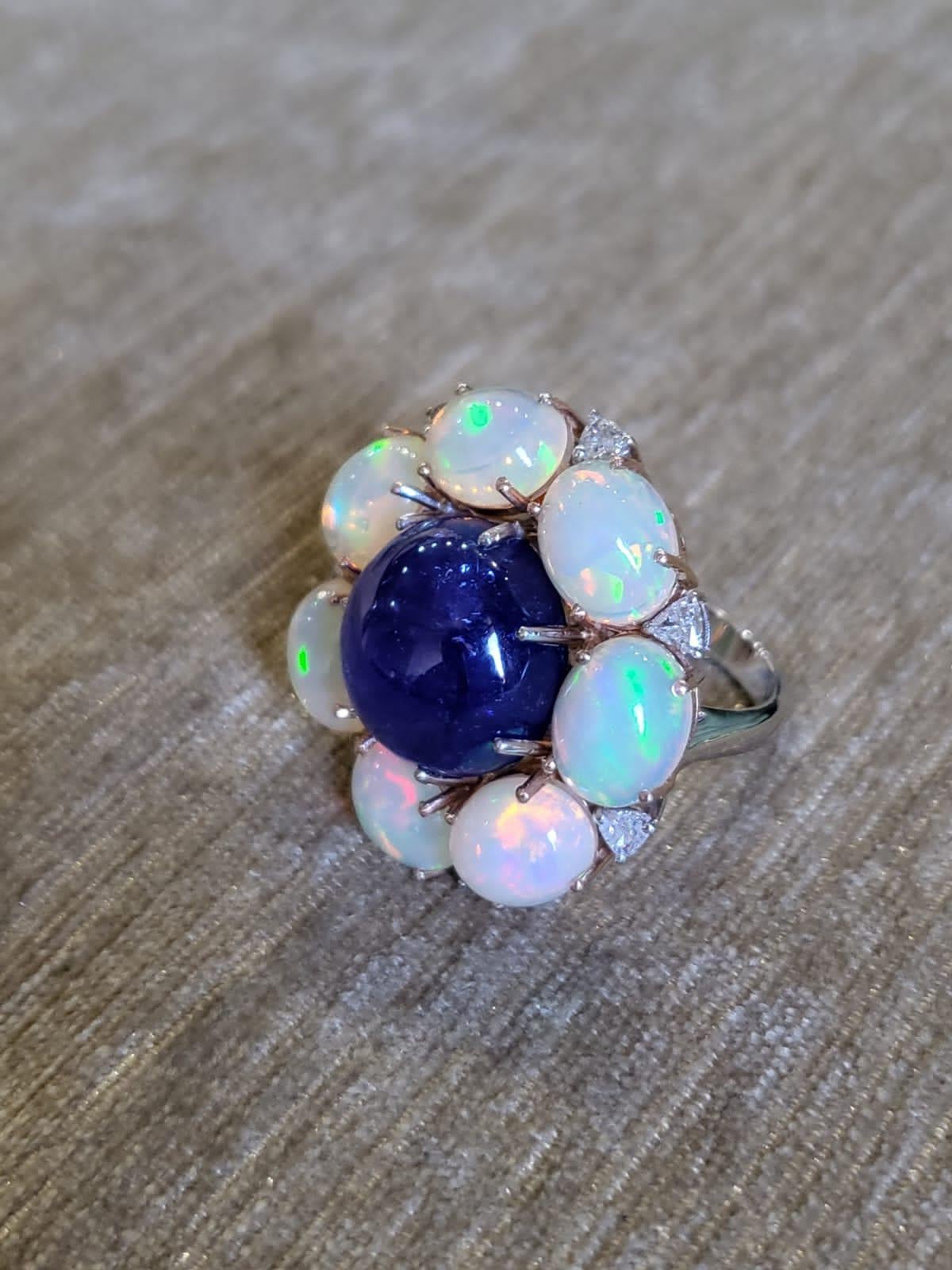 Cocktailring aus 18 Karat Gold, Tansanit Cabochon, äthiopischem Opal und Diamanten im Zustand „Neu“ in Hong Kong, HK