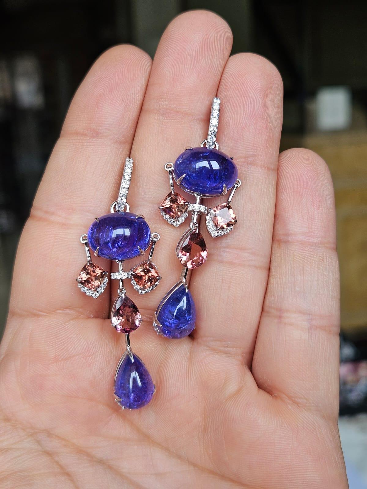 Ein sehr schöner und moderner Stil, Tansanit & Turmalin Ohrringe in 18K Weißgold & natürliche Diamanten. Das Gewicht der Tansanit-Cabochons beträgt 28.40 Karat. Die Tansanite werden auf verantwortungsvolle Weise aus Tansania beschafft. Das Gewicht