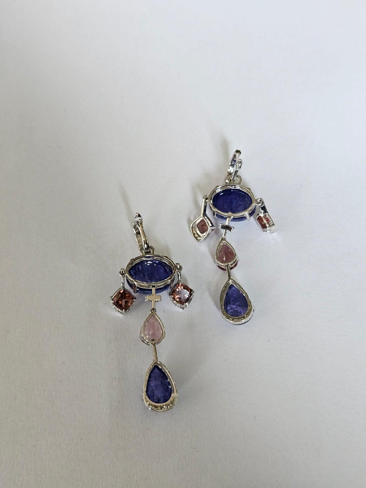 Set aus 18 Karat Gold, Tansanit-Cabochons, Turmalin und Diamanten Ohrringe mit Anhänger (Moderne) im Angebot