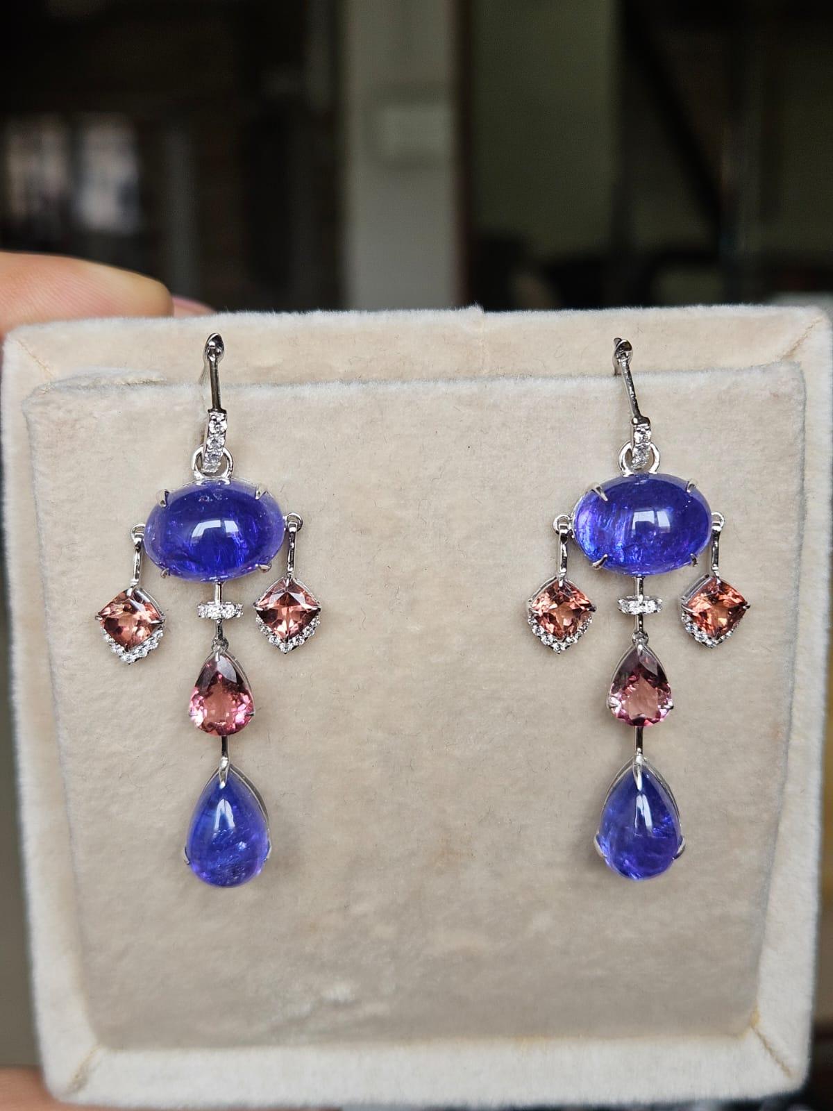 Set aus 18 Karat Gold, Tansanit-Cabochons, Turmalin und Diamanten Ohrringe mit Anhänger für Damen oder Herren im Angebot