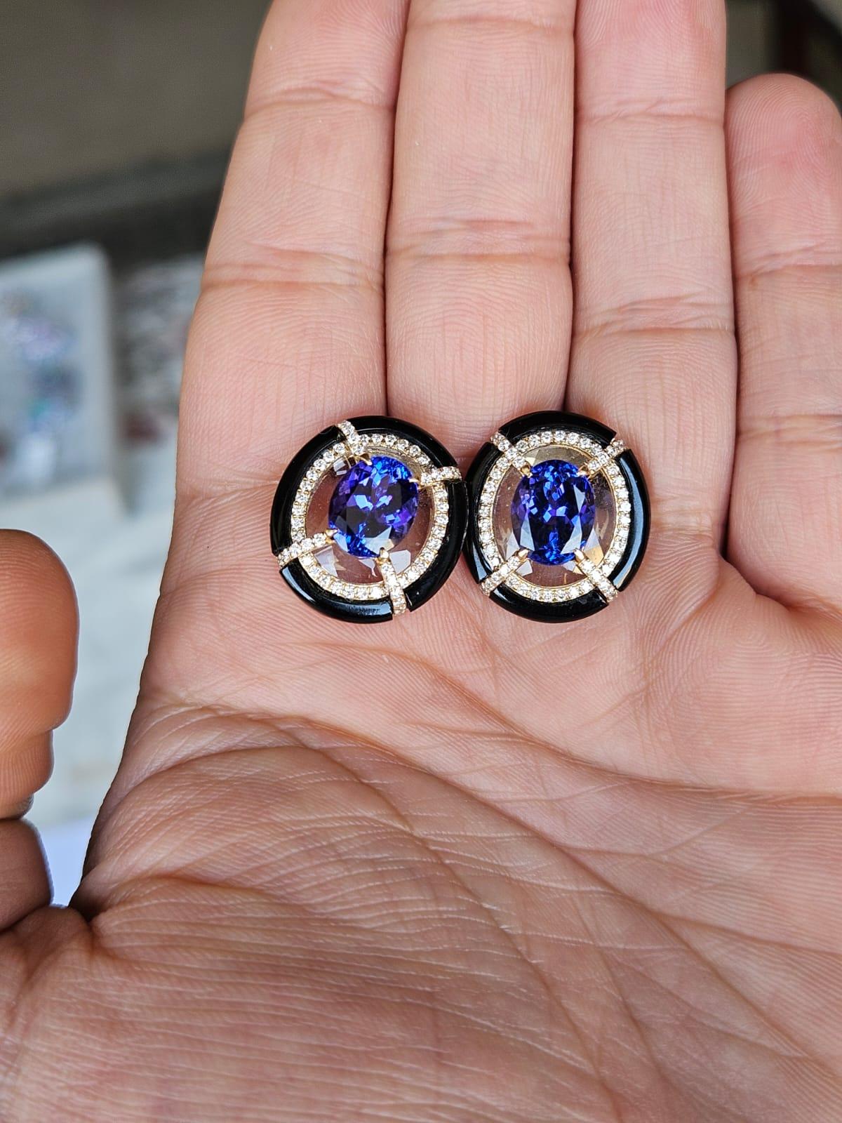 Un bellissimo orecchino in stile moderno con tanzanite, cristallo di rocca e onice nera, incastonato in oro 18 carati e diamanti naturali. Il peso delle tanzaniti di forma ovale è di 6,35 carati. Le tanzaniti provengono in modo responsabile dalla