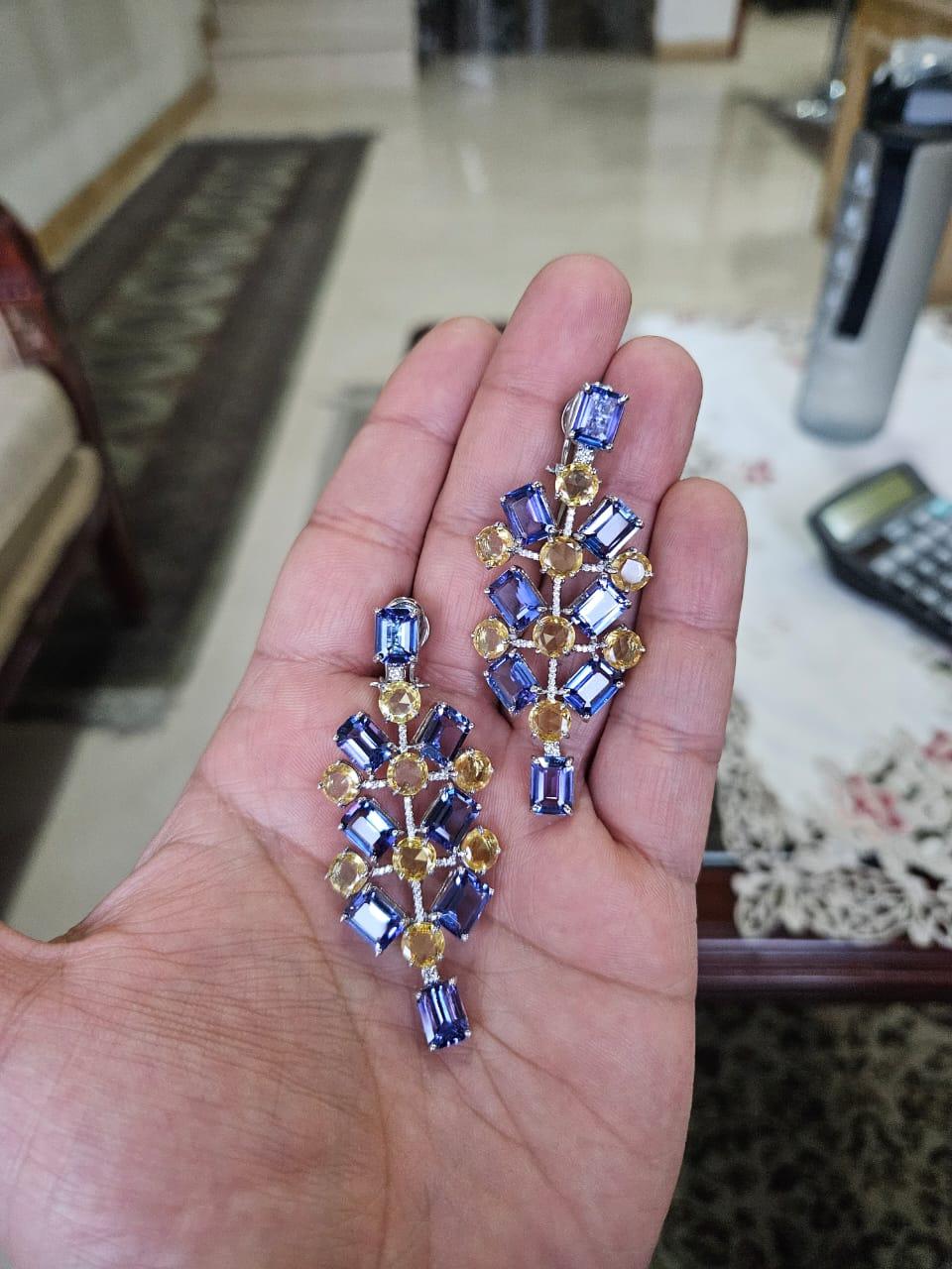 Taille émeraude Boucles d'oreilles chandelier en or 18 carats, Tanzanites, saphirs jaunes et diamants en vente