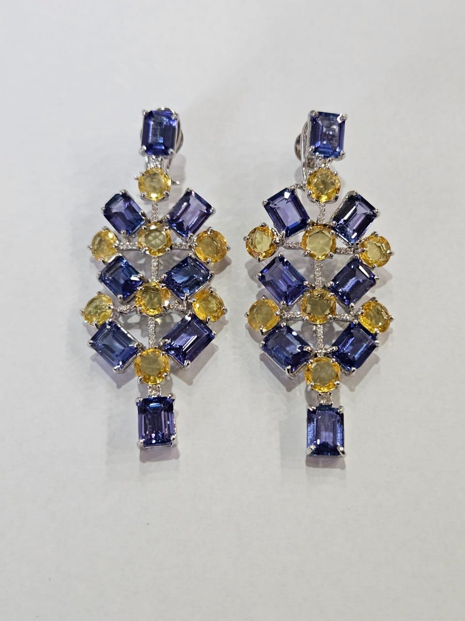 Boucles d'oreilles chandelier en or 18 carats, Tanzanites, saphirs jaunes et diamants Unisexe en vente