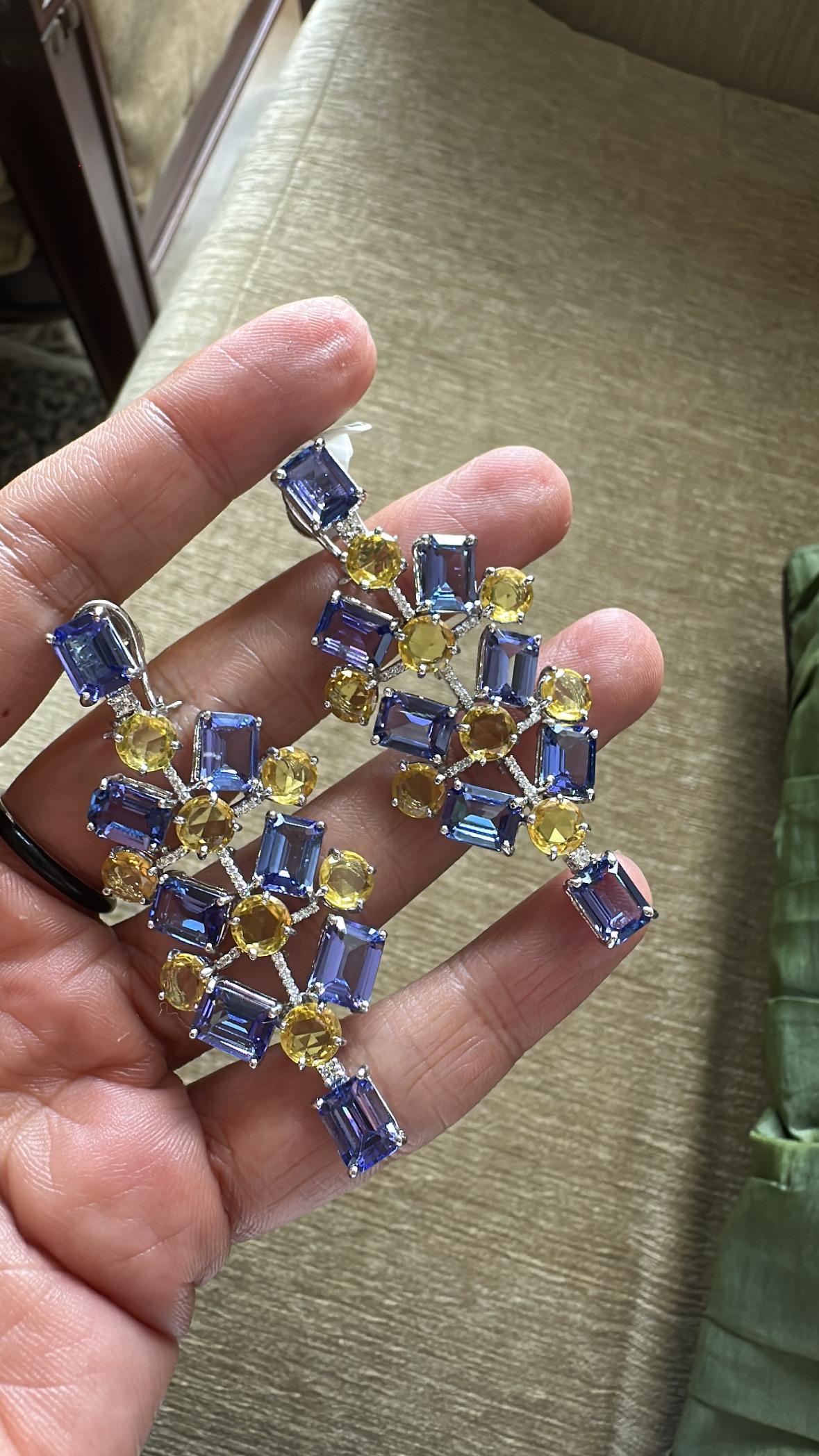 Boucles d'oreilles chandelier en or 18 carats, Tanzanites, saphirs jaunes et diamants en vente 3