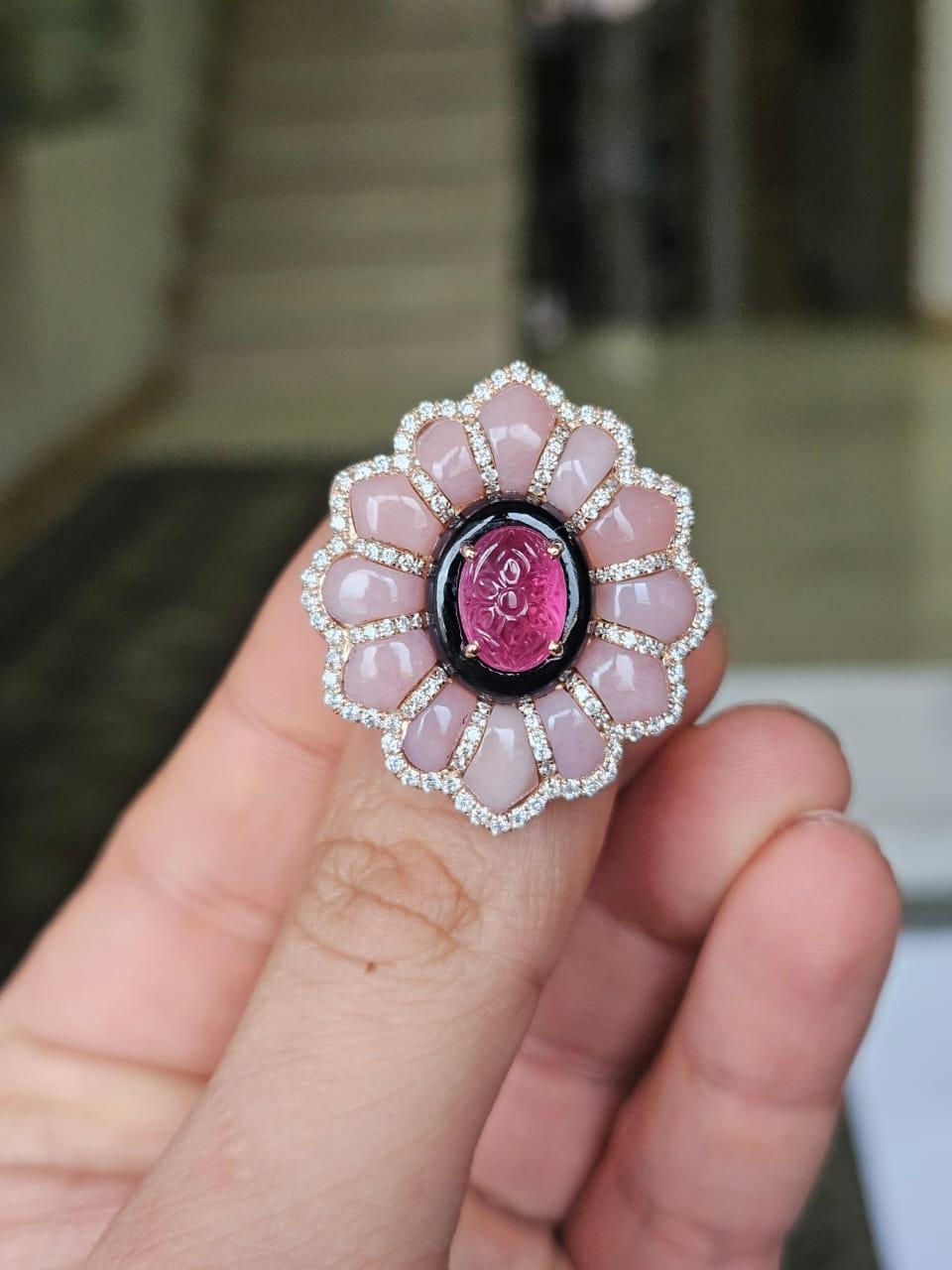 Uno splendido e bellissimo modello moderno con tormalina, onice nera e opali rosa incastonati in oro giallo 18 carati e diamanti naturali. Il peso della tormalina intagliata è di 2.48 carati. Il peso dell'Onice Nera è di 2,40 grammi. Il peso degli